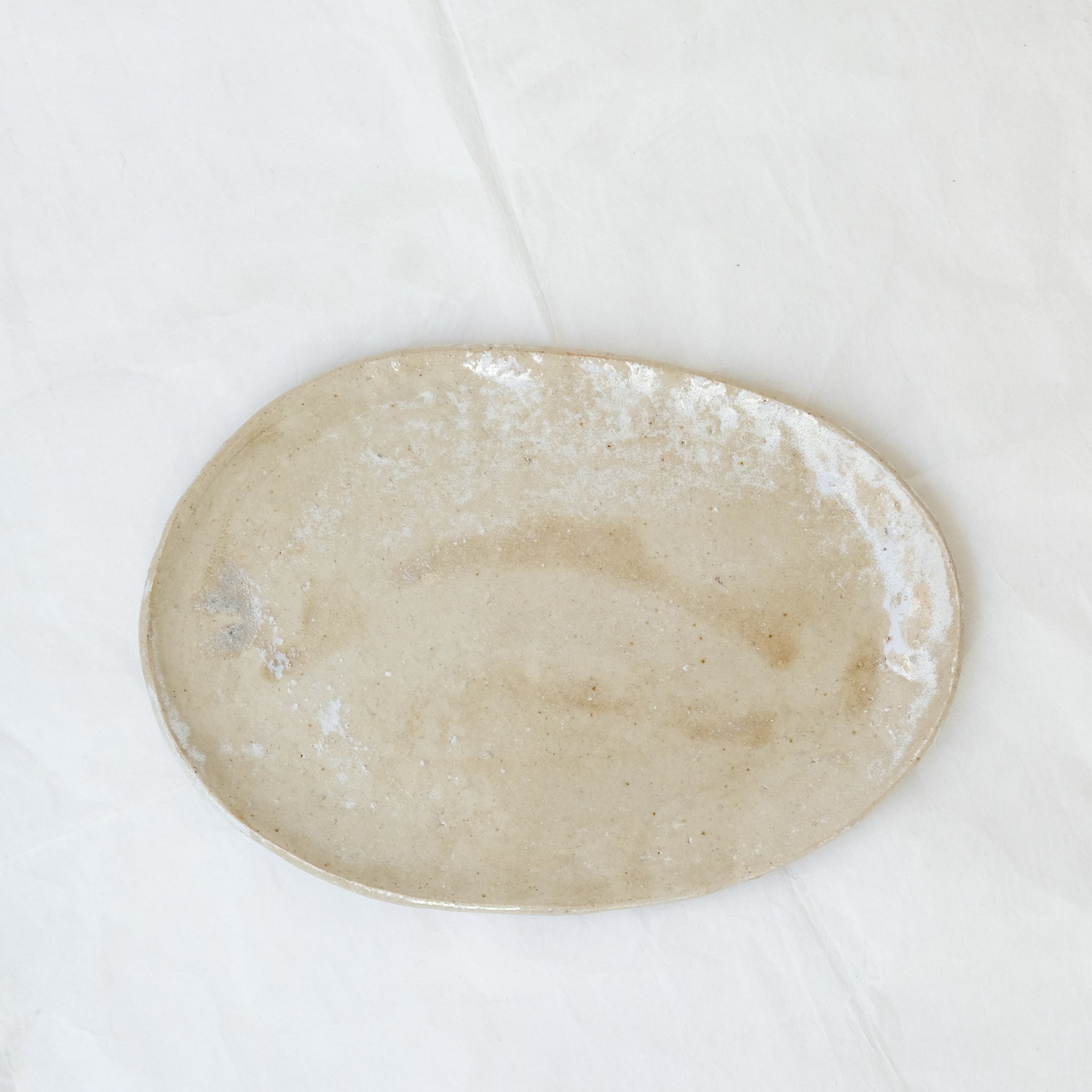 Plateau oval 01 en grès L 26cm - Sable de Judith Lasry chez Brutal Ceramics