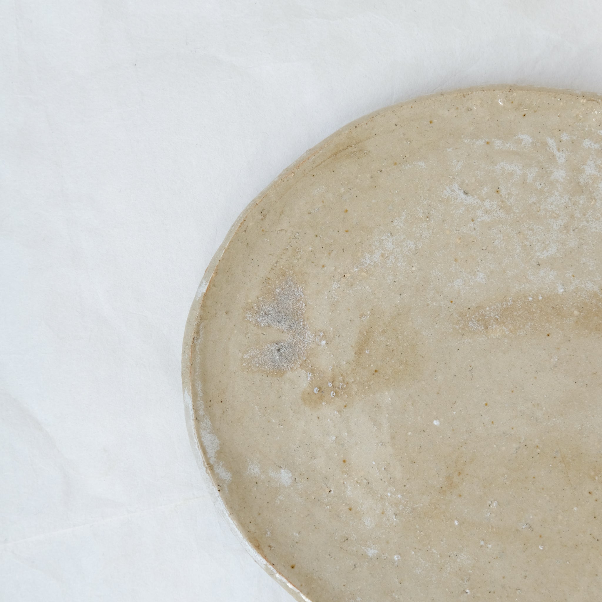 Plateau oval 01 en grès L 26cm - Sable de Judith Lasry chez Brutal Ceramics
