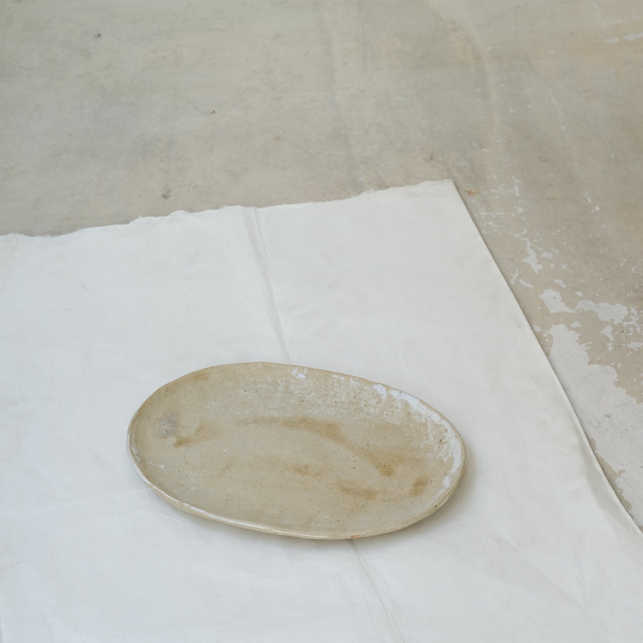 Plateau oval 01 en grès L 26cm - Sable de Judith Lasry chez Brutal Ceramics