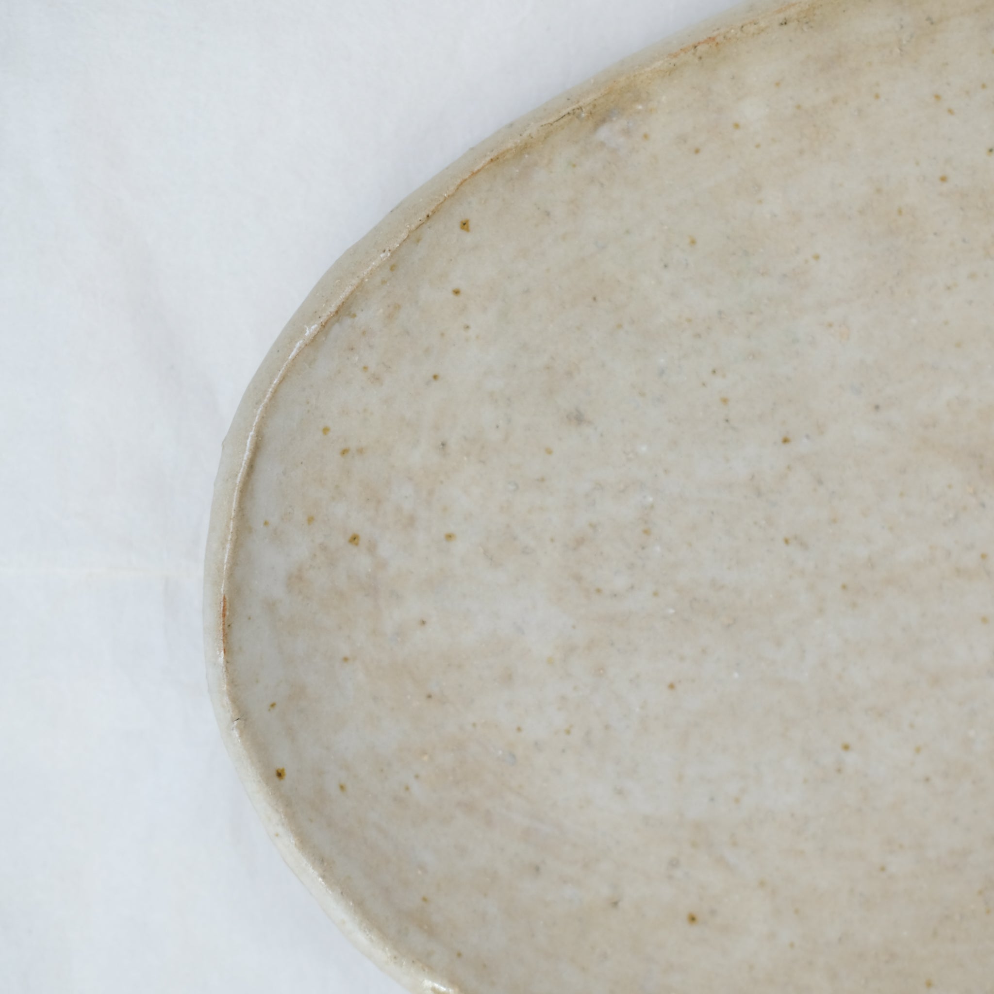 Plateau oval 02 en grès L 26cm - Sablede Judith Lasry chez Brutal Ceramics