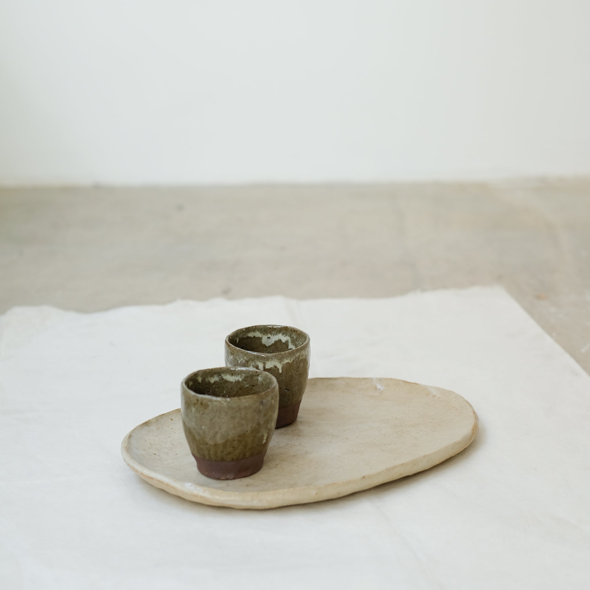 Tasse en terre glanée cuisson bois 75ml - Vert de Judith Lasry chez Brutal Ceramics
