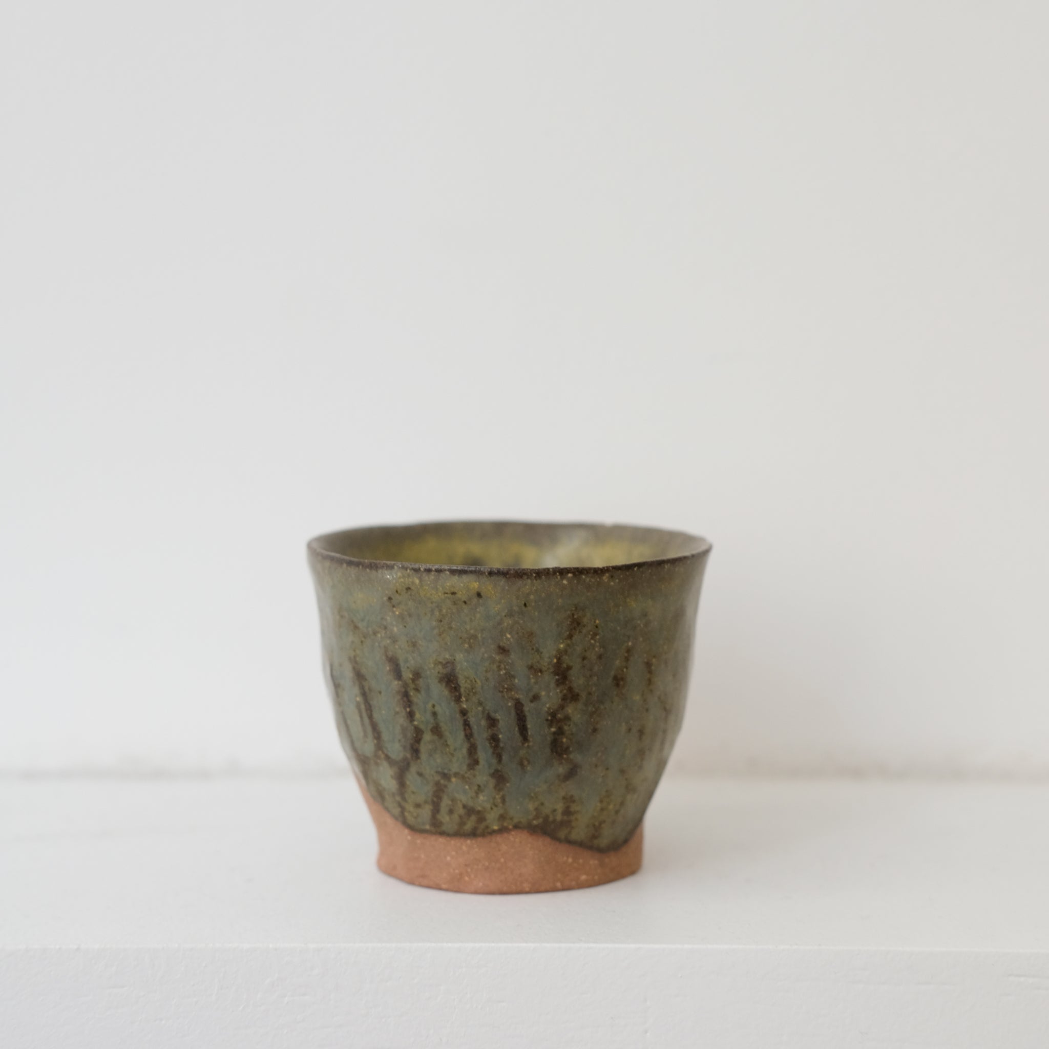 Tasse en grès 70ml - vert jaune de La Poterie du Chaillou chez Brutal Ceramics