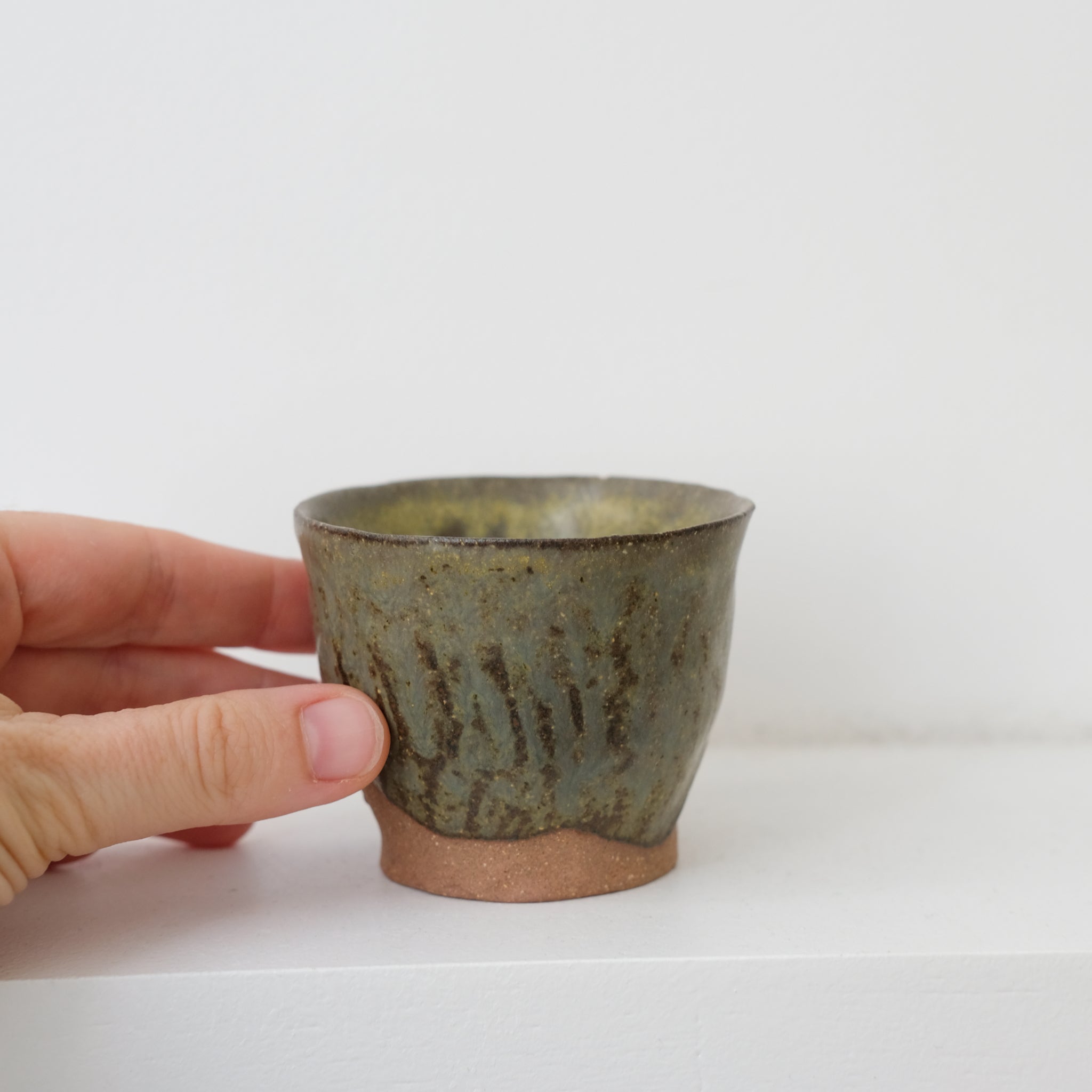 Tasse en grès 70ml - vert jaune de La Poterie du Chaillou chez Brutal Ceramics