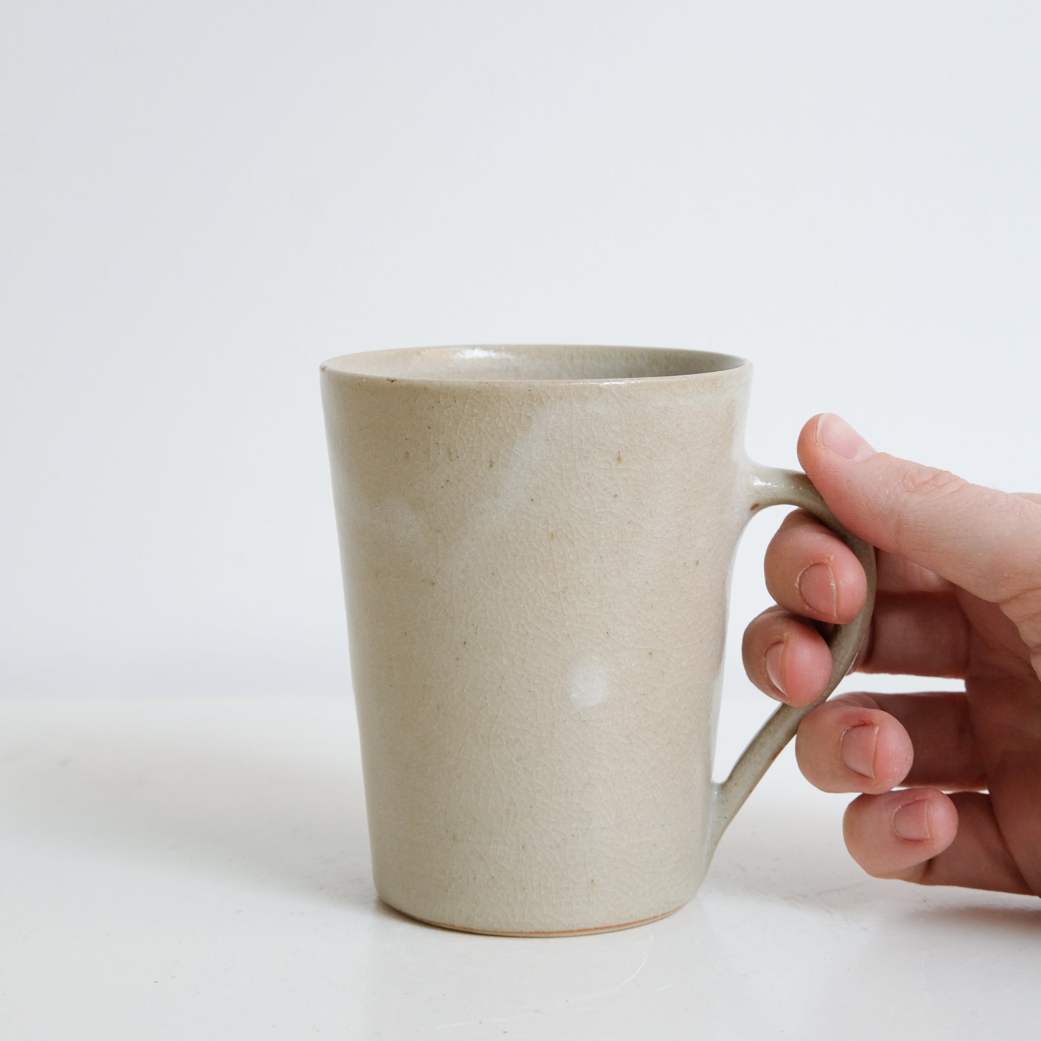 Tasse en grès 280ml - beige craquelé par la céramiste Laurence Labbé chez Brutal Ceramics