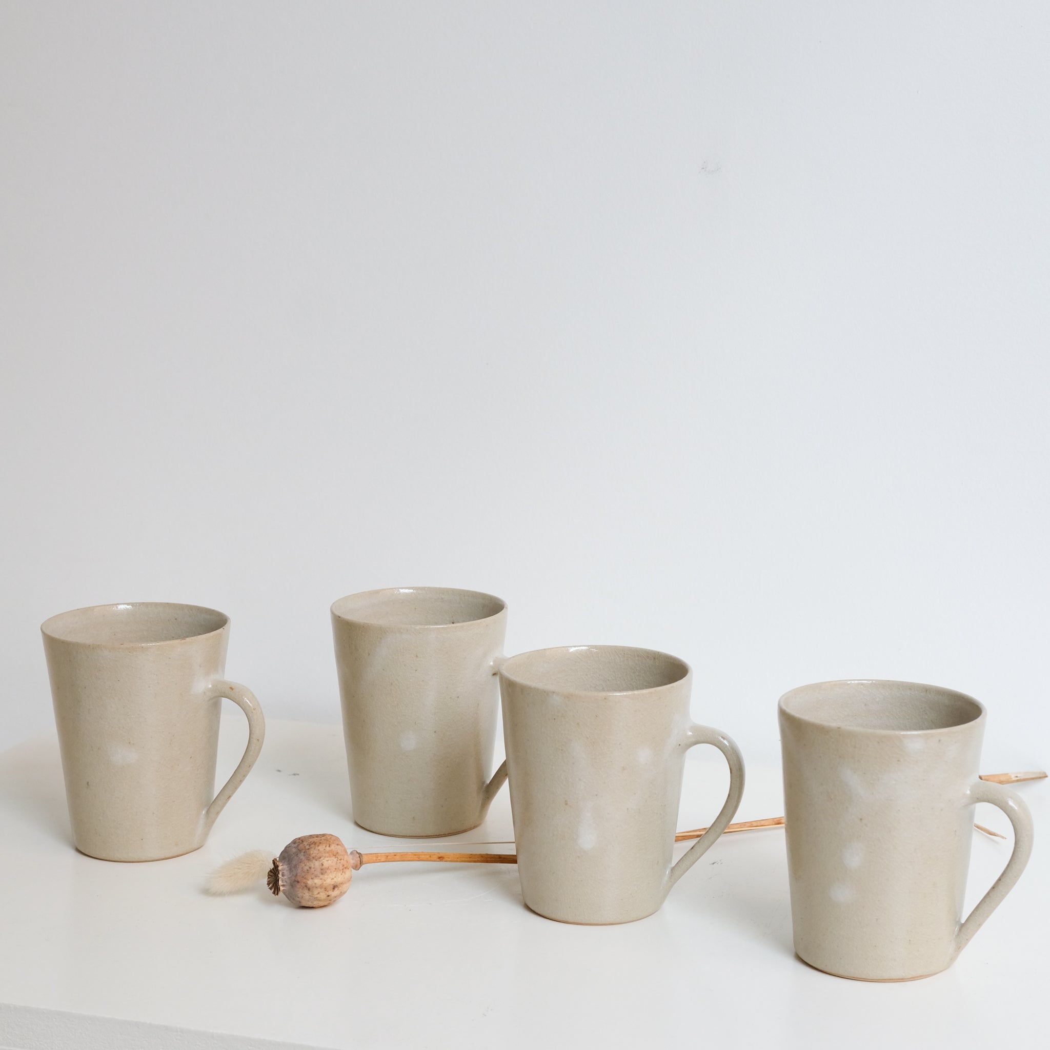 Tasse en grès 280ml - beige craquelé par la céramiste Laurence Labbé chez Brutal Ceramics