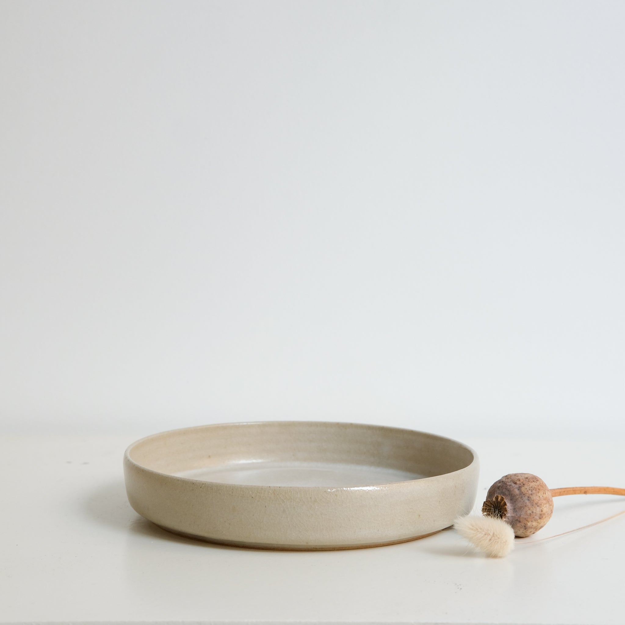 Assiette à rebord beige craquelé par la céramiste Laurence Labbé chez Brutal Ceramics