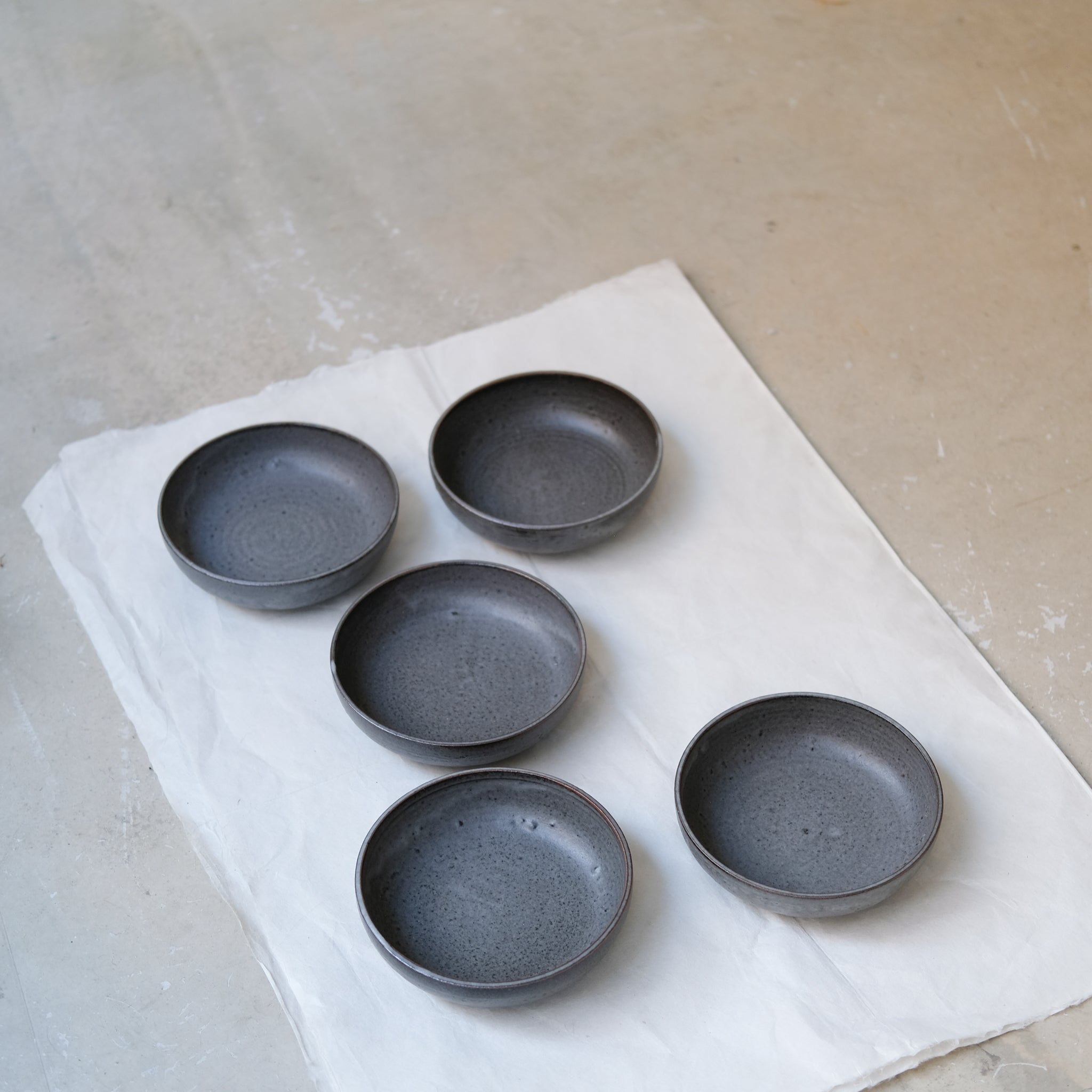 Assiette creuse en grès par la céramiste Laurence Labbé chez Brutal Ceramics
