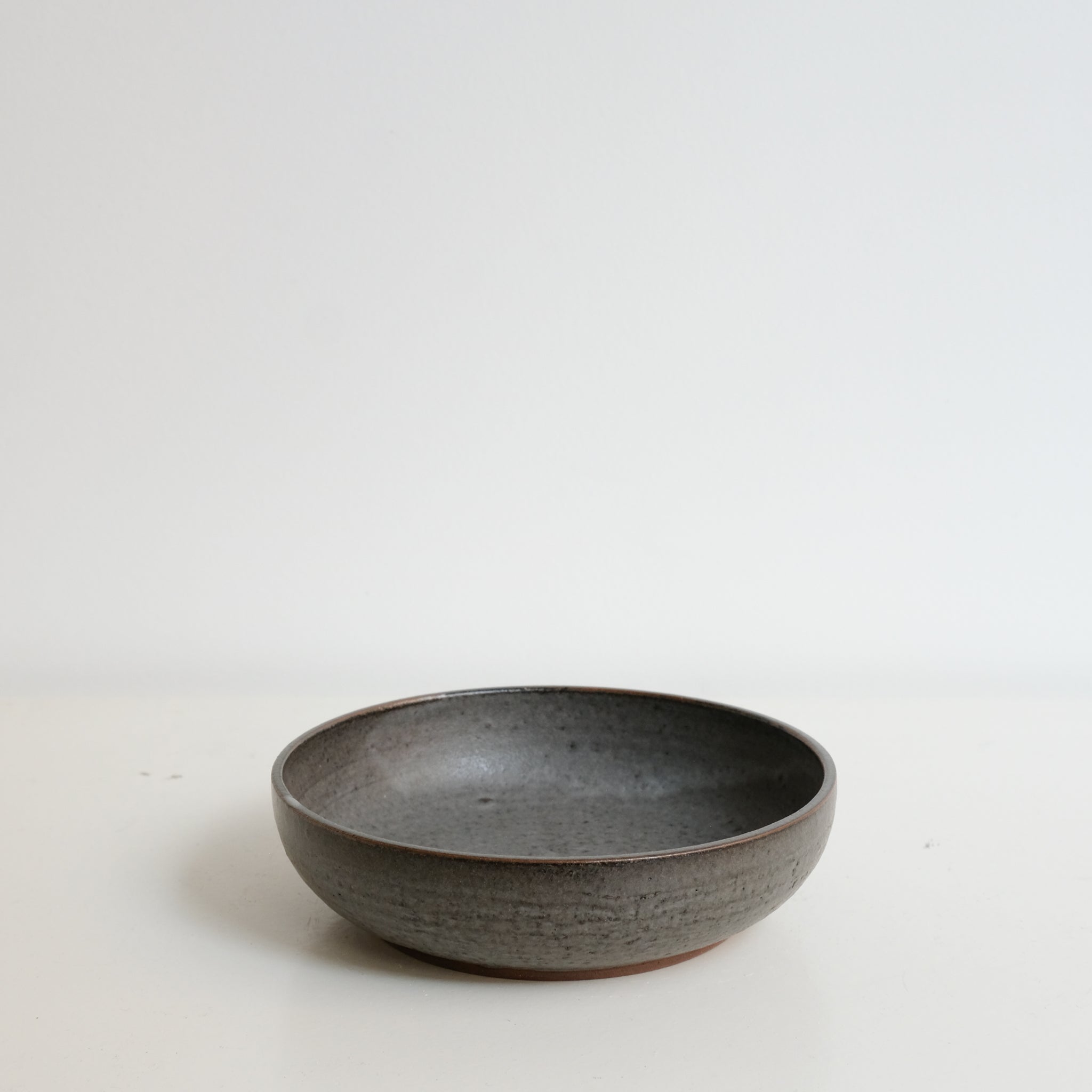 Assiette creuse en grès par la céramiste Laurence Labbé chez Brutal Ceramics