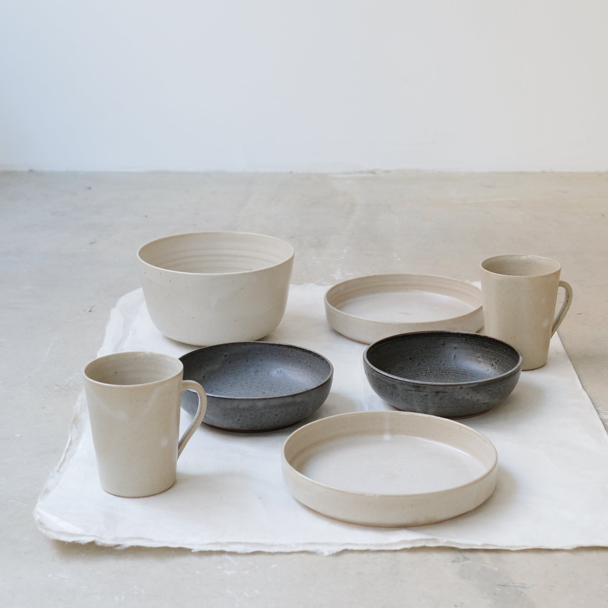 Tasse en grès 280ml - beige craquelé par la céramiste Laurence Labbé chez Brutal Ceramics