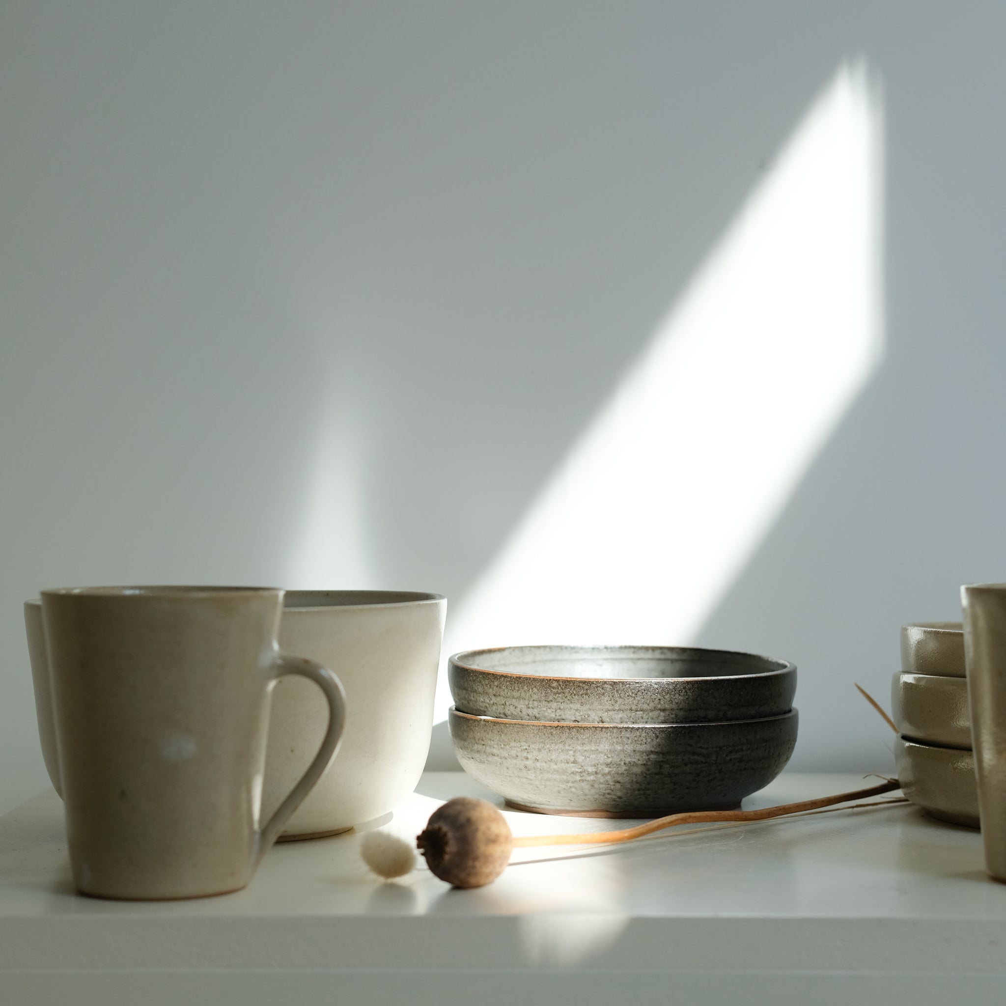 Assiette creuse en grès par la céramiste Laurence Labbé chez Brutal Ceramics