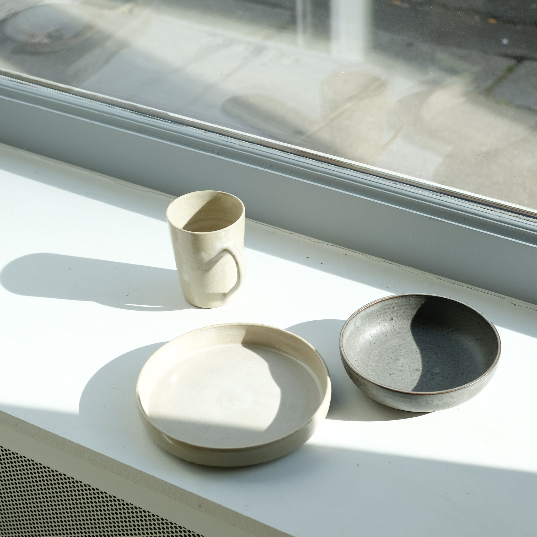 Assiette creuse en grès par la céramiste Laurence Labbé chez Brutal Ceramics