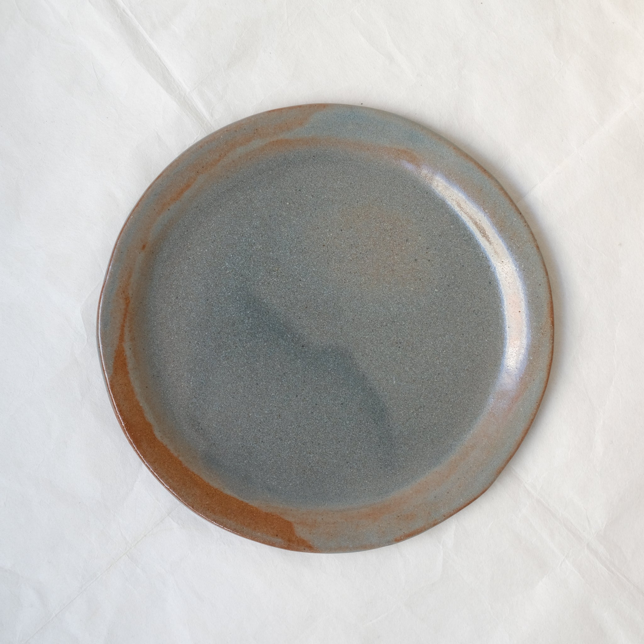 Assiette à rebord en grès D 22,5cm - vert bleu de Lola Moreau chez Brutal Ceramics