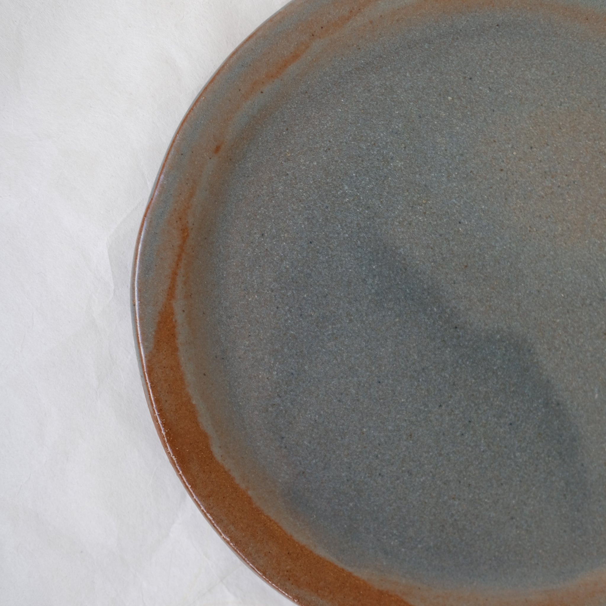 Assiette à rebord en grès D 22,5cm - vert bleu de Lola Moreau chez Brutal Ceramics
