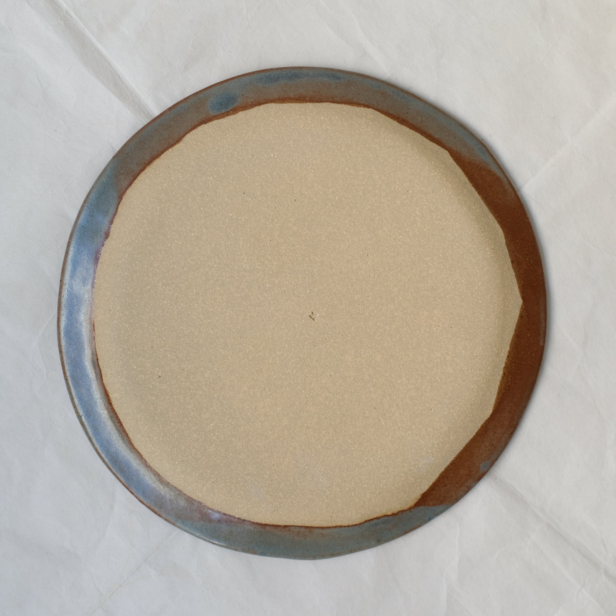 Assiette à rebord en grès D 22,5cm - vert bleu de Lola Moreau chez Brutal Ceramics