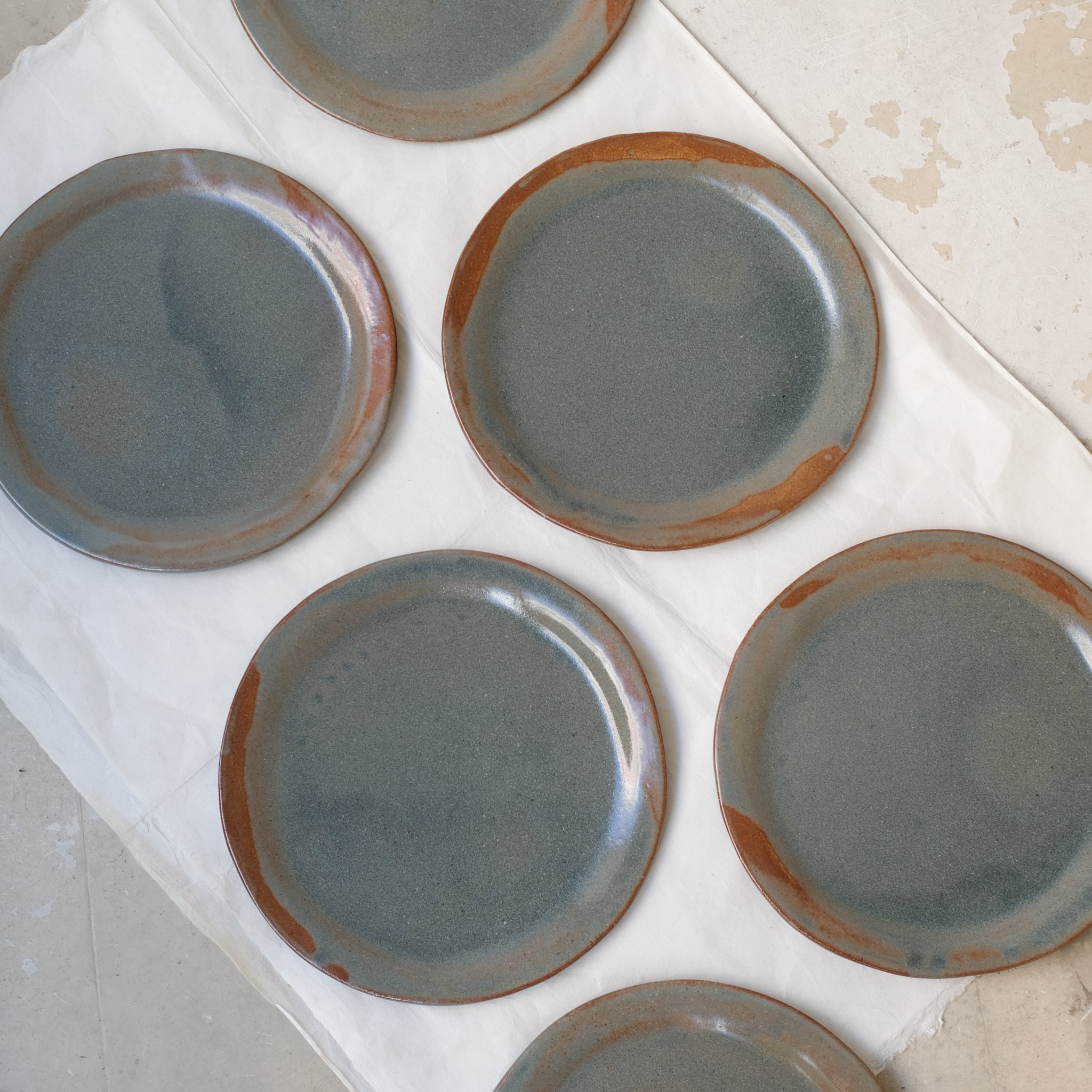 Assiette à rebord en grès D 22,5cm - vert bleu de Lola Moreau chez Brutal Ceramics