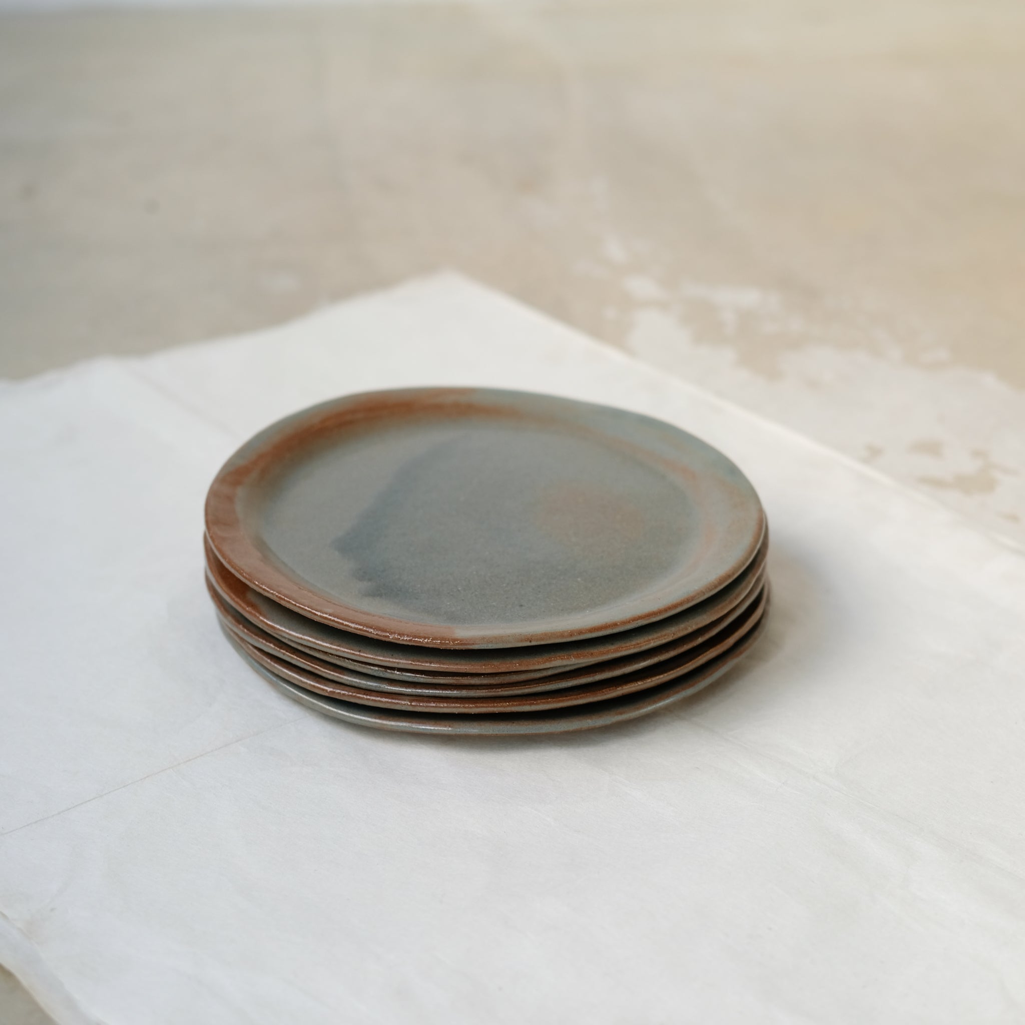 Assiette à rebord en grès D 22,5cm - vert bleu de Lola Moreau chez Brutal Ceramics