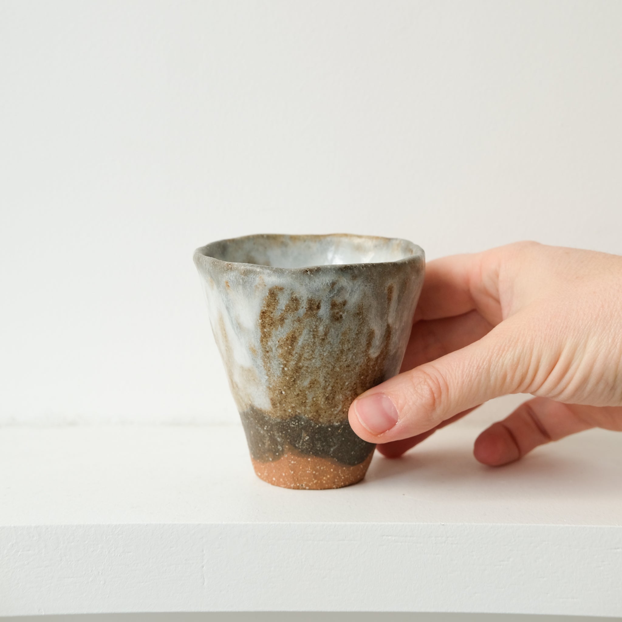 Tasse en grès roux 100ml- blanc, gris brun de Lola Moreau chez Brutal Ceramics