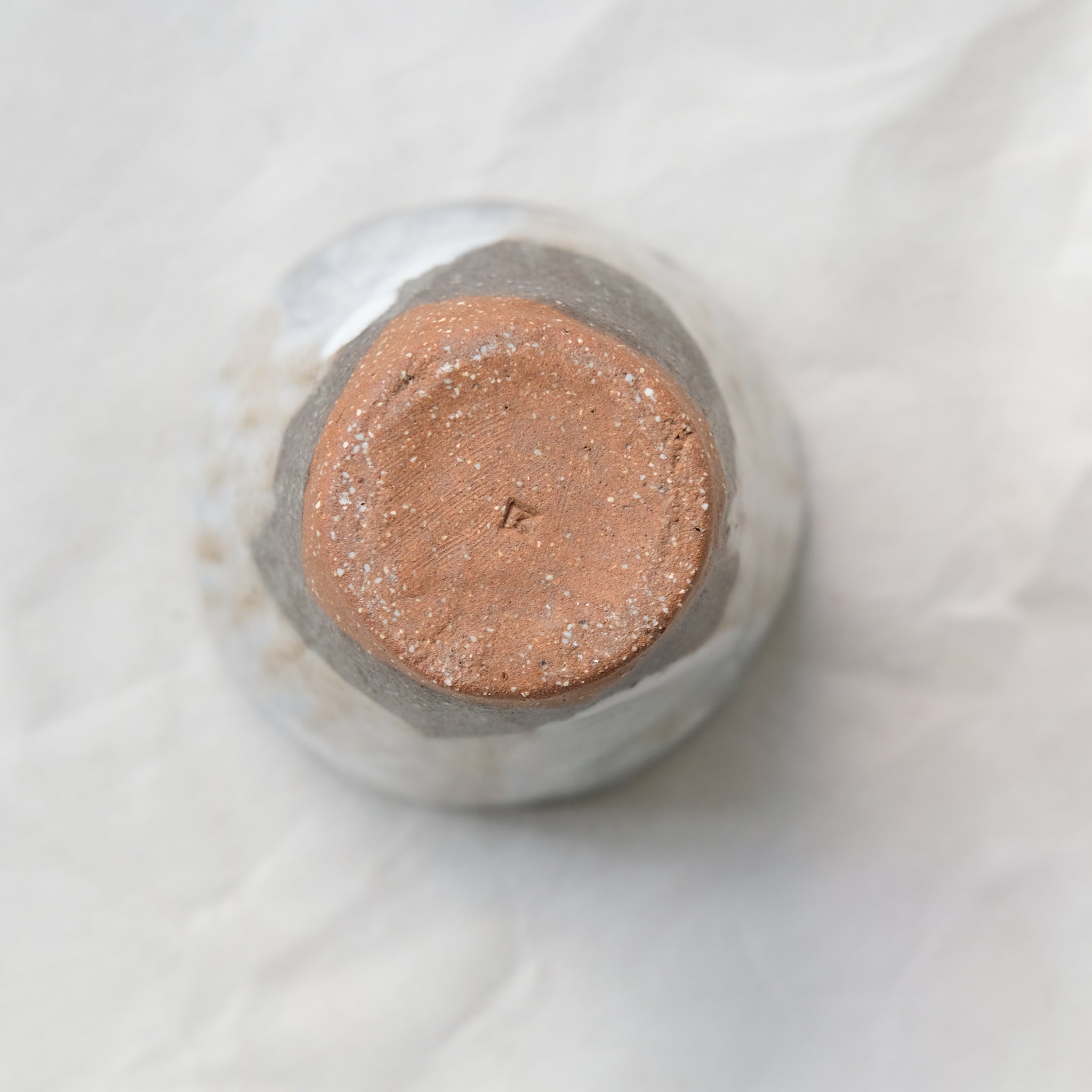 Tasse en grès roux 100ml- blanc, gris brun de Lola Moreau chez Brutal Ceramics