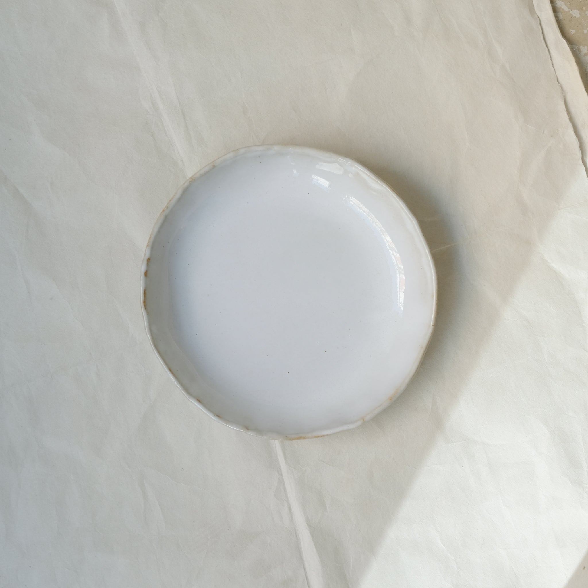 Assiette creuse en grès D 20,5cm - blanc brillant de Lola Moreau chez Brutal Ceramics