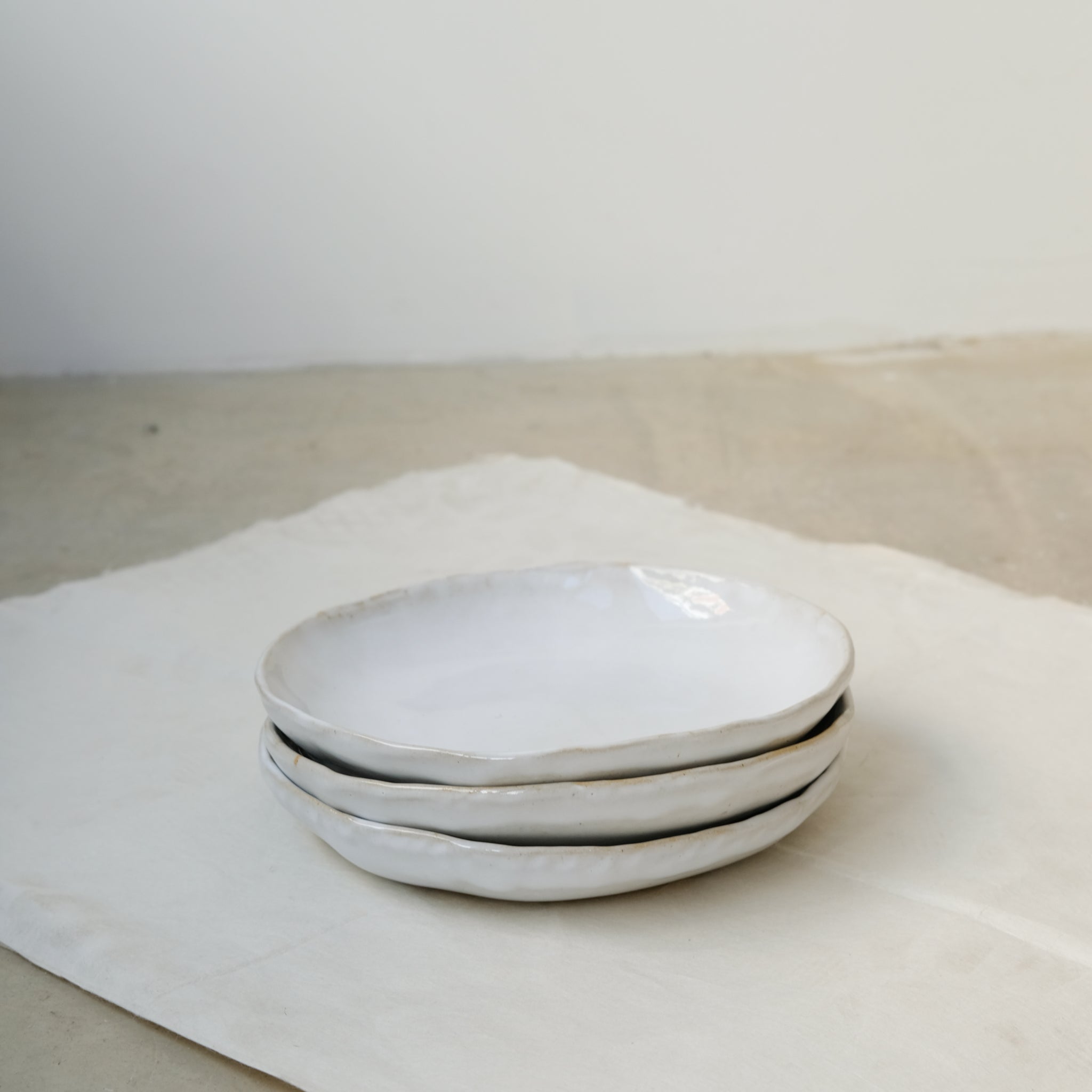 Assiette creuse en grès D 20,5cm - blanc brillant de Lola Moreau chez Brutal Ceramics