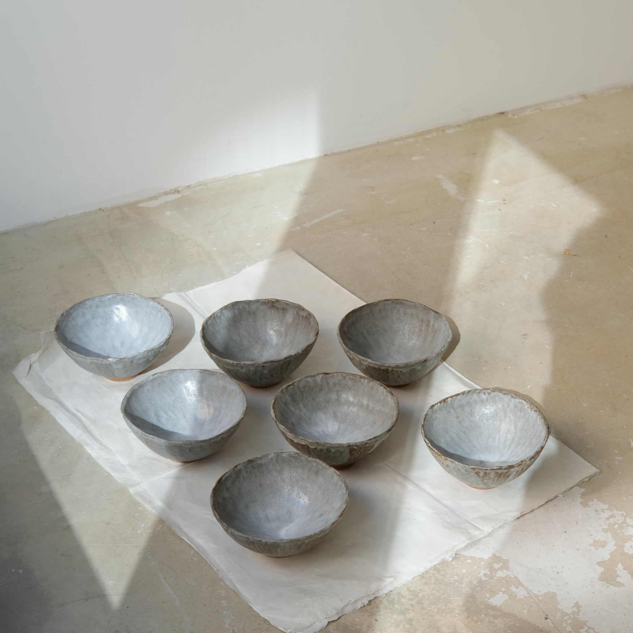 Bol en grès roux D 16cm - blanc, gris brun de Lola Moreau chez Brutal Ceramics