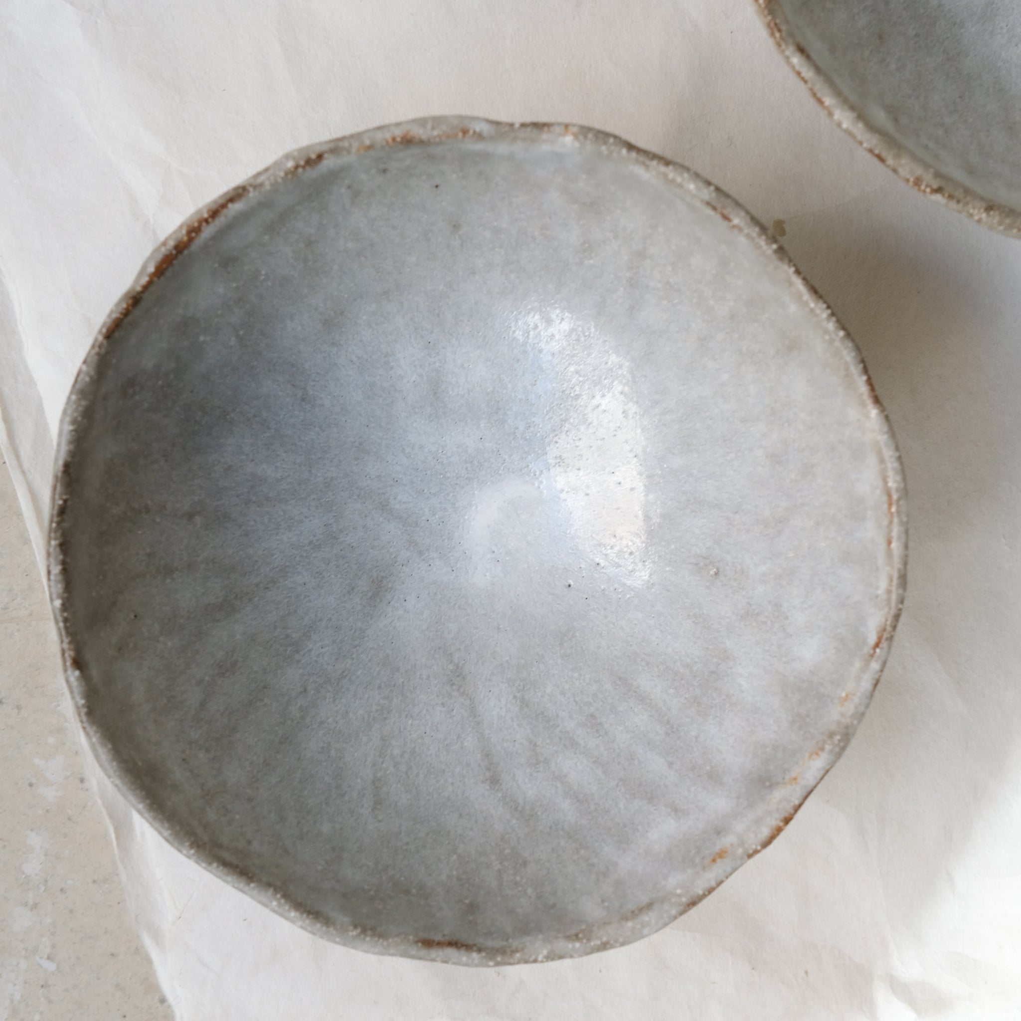 Bol en grès roux D 16cm - blanc, gris brun de Lola Moreau chez Brutal Ceramics