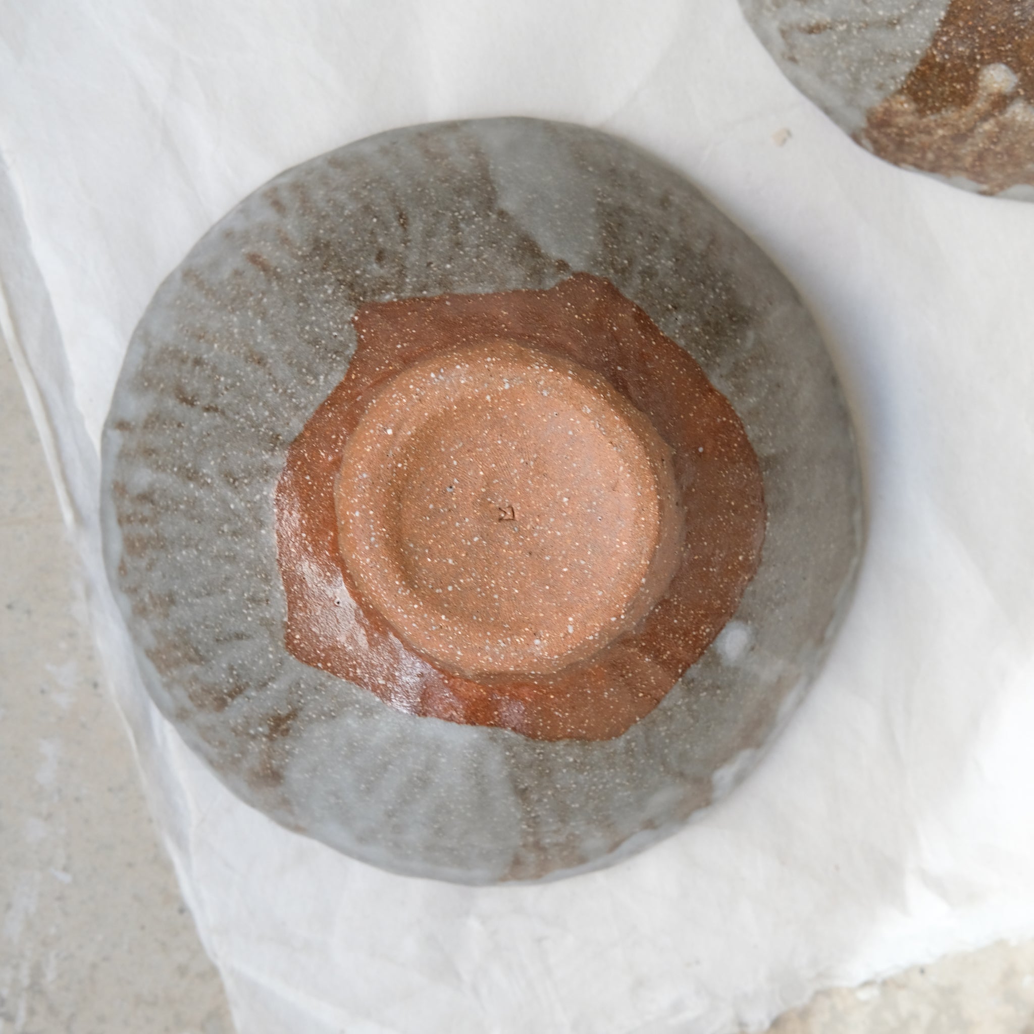 Bol en grès roux D 16cm - blanc, gris brun de Lola Moreau chez Brutal Ceramics
