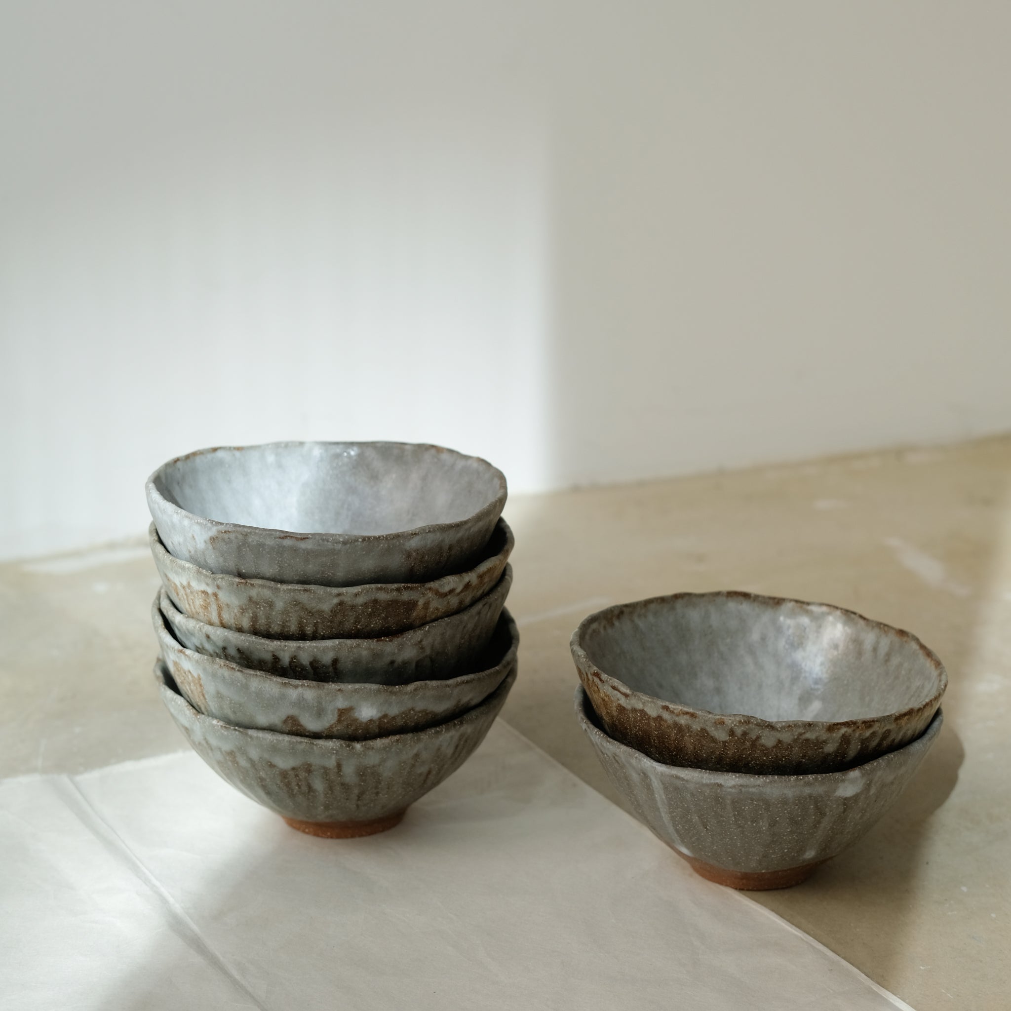 Bol en grès roux D 16cm - blanc, gris brun de Lola Moreau chez Brutal Ceramics