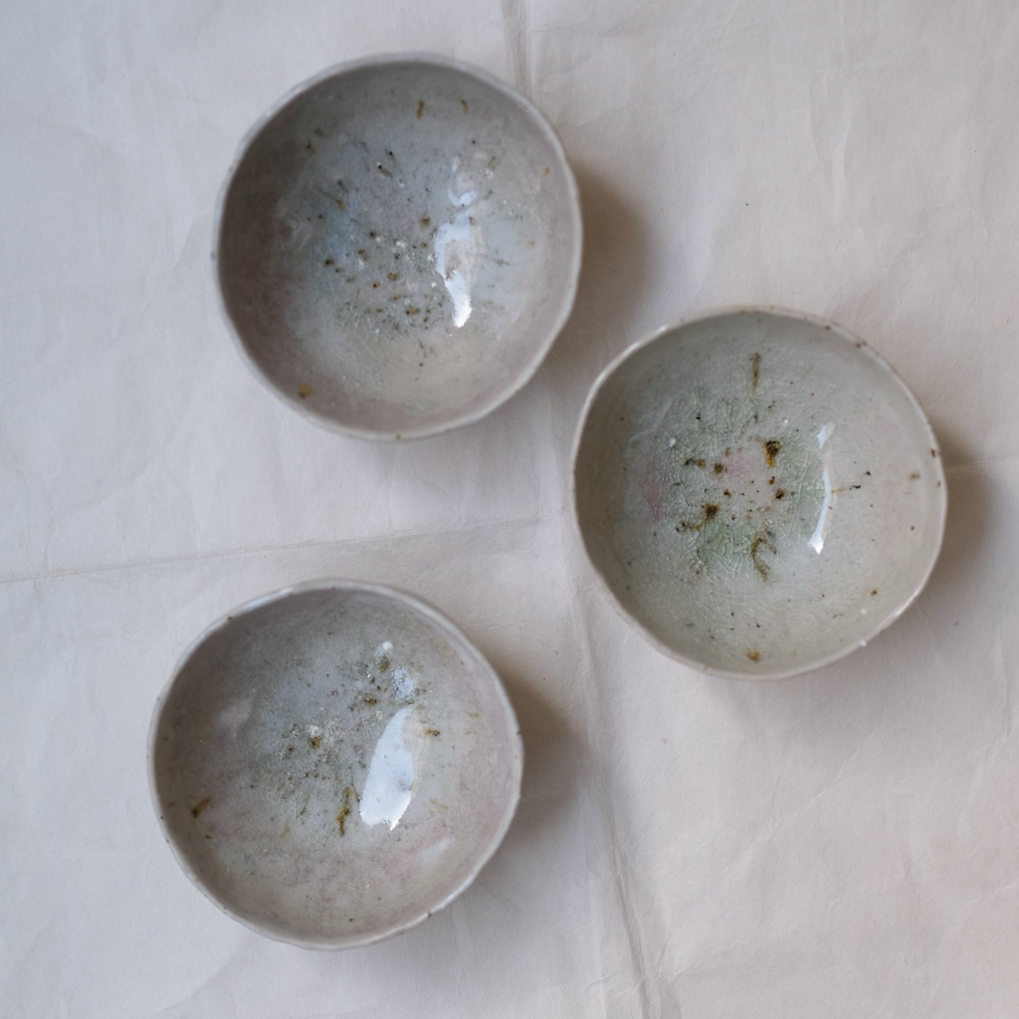 Bol en grès recolté D 11cm - vert craquelé de Nathalie Reocreux chez Brutal Ceramics