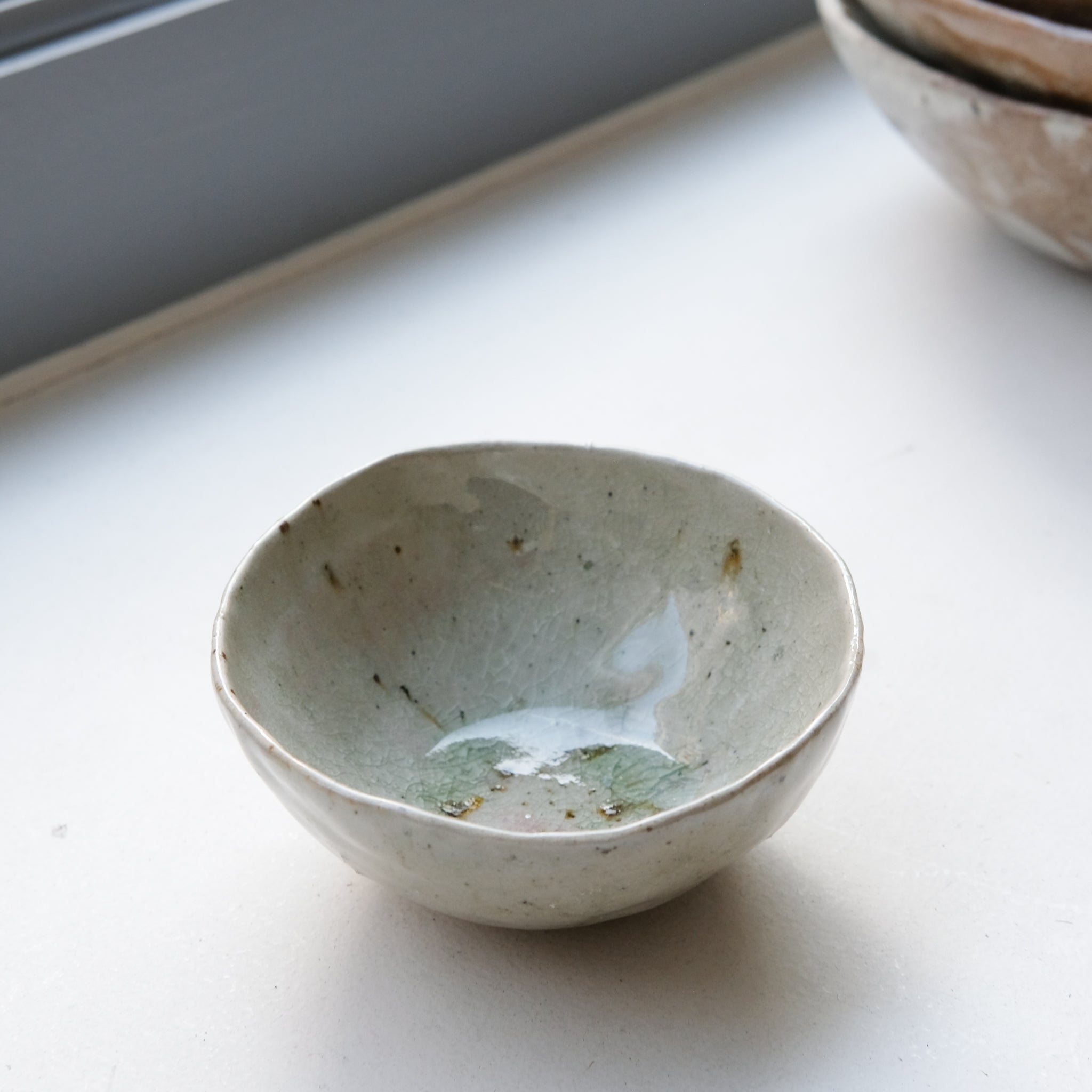 Bol en grès recolté D 11cm - vert craquelé de Nathalie Reocreux chez Brutal Ceramics