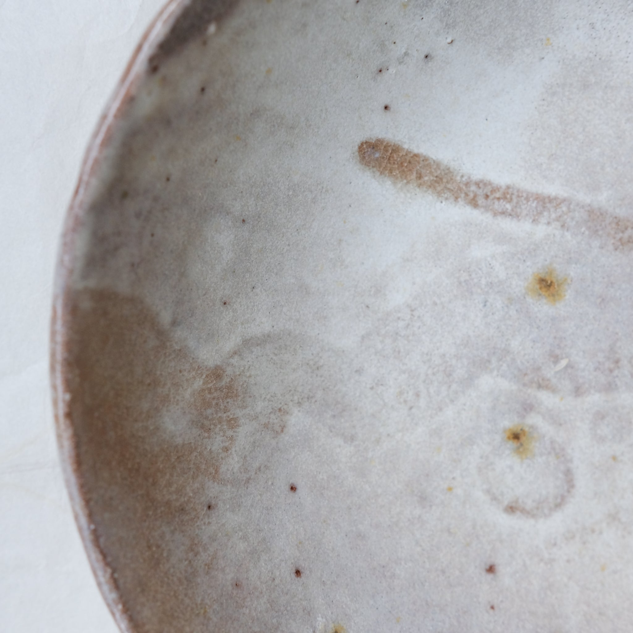 Saladier en grès recolté D 22cm - beige et brun de Nathalie Reocreux chez Brutal Ceramics