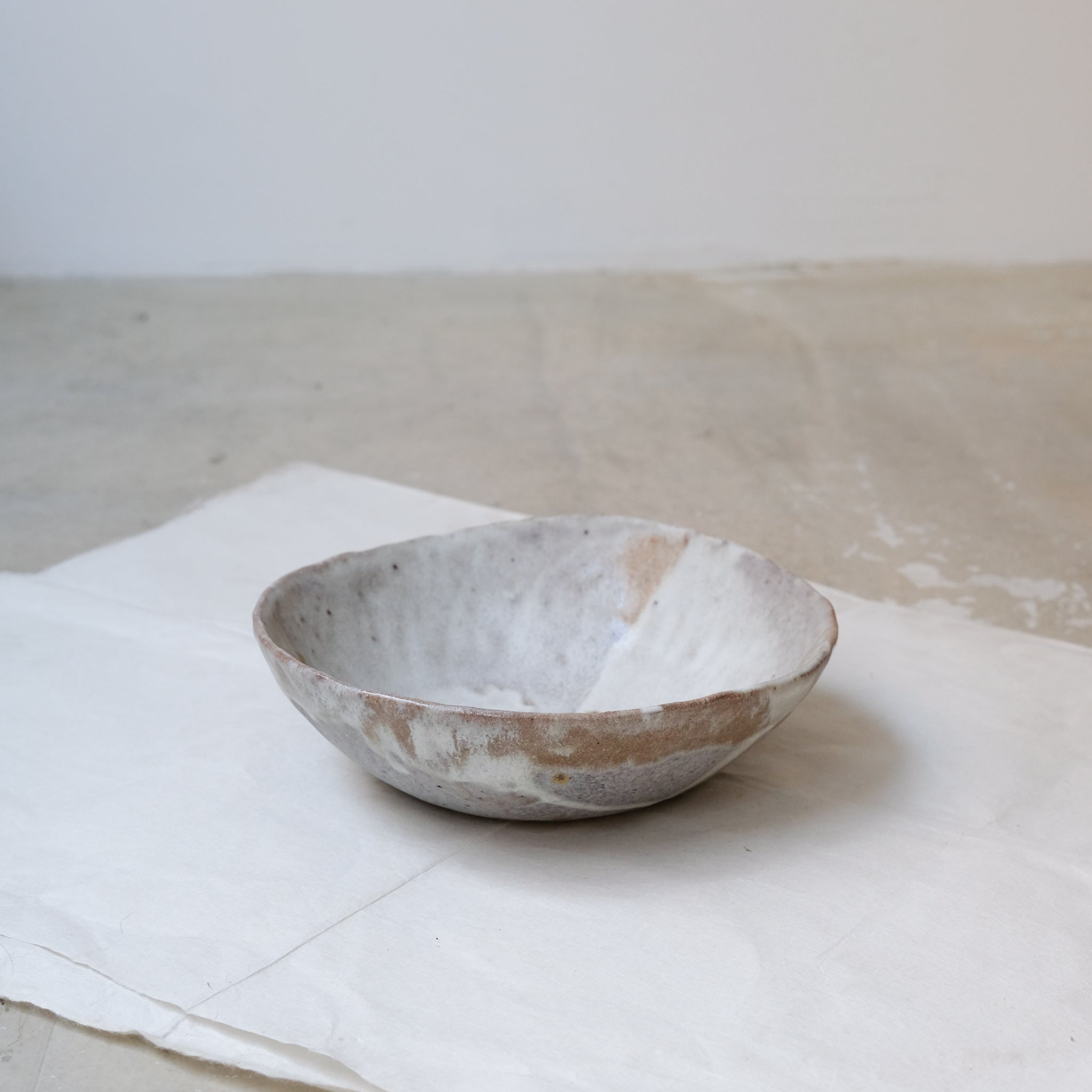 Saladier en grès recolté D 22cm - beige et brun de Nathalie Reocreux chez Brutal Ceramics