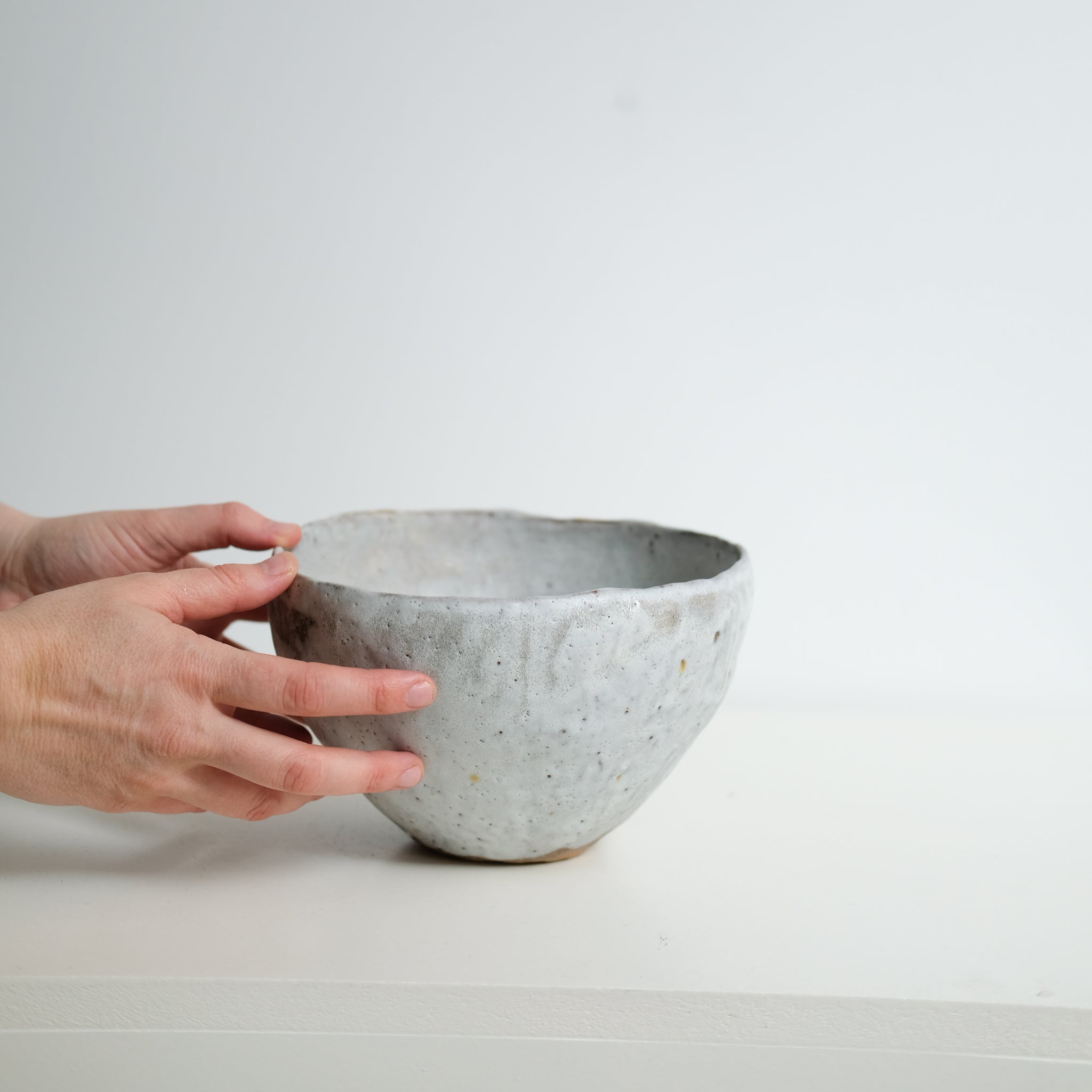 Coupe en grès recolté H 12,5 cm - blanc de Nathalie Reocreux chez Brutal Ceramics