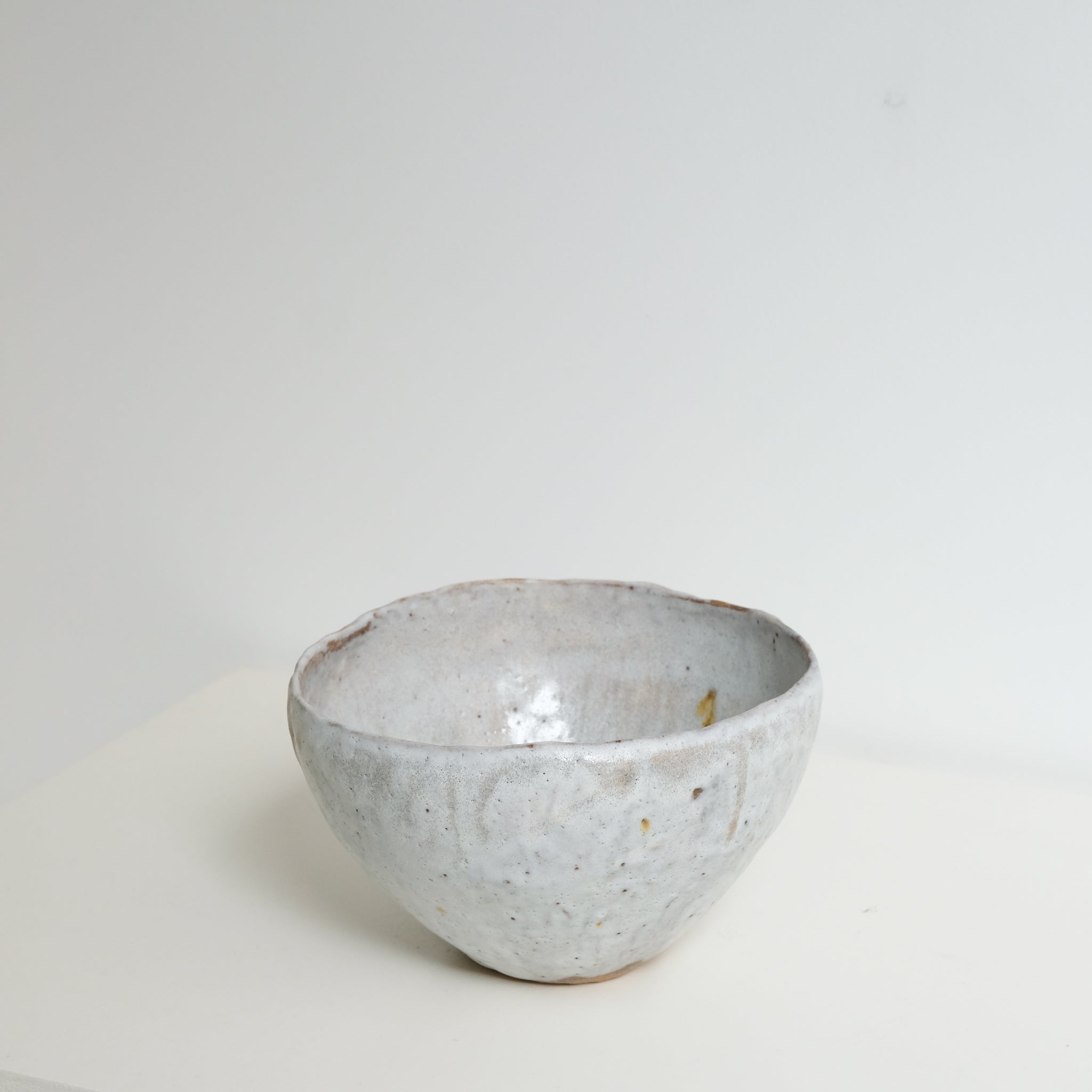 Coupe en grès recolté H 12,5 cm - blanc de Nathalie Reocreux chez Brutal Ceramics