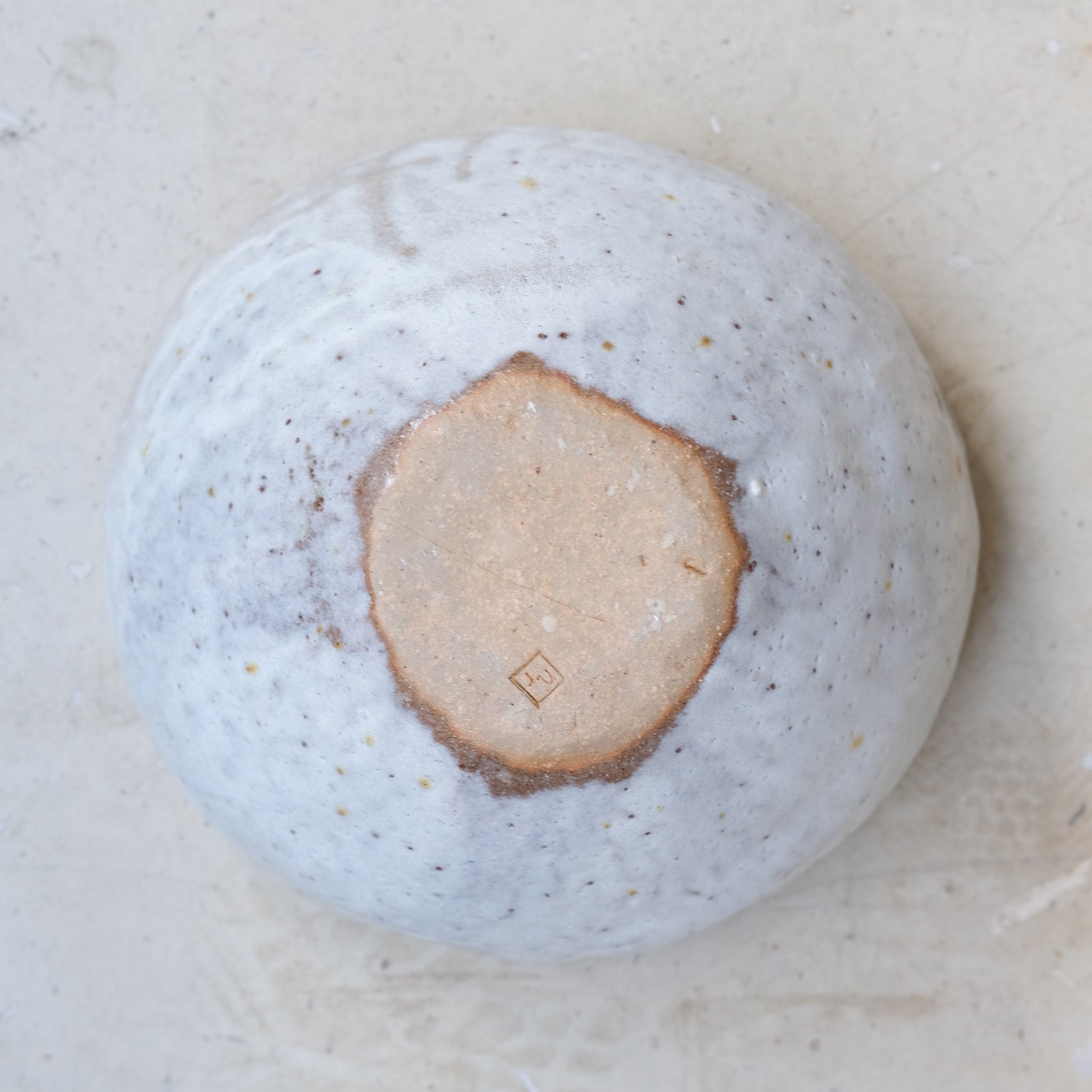 Coupe en grès recolté H 12,5 cm - blanc de Nathalie Reocreux chez Brutal Ceramics