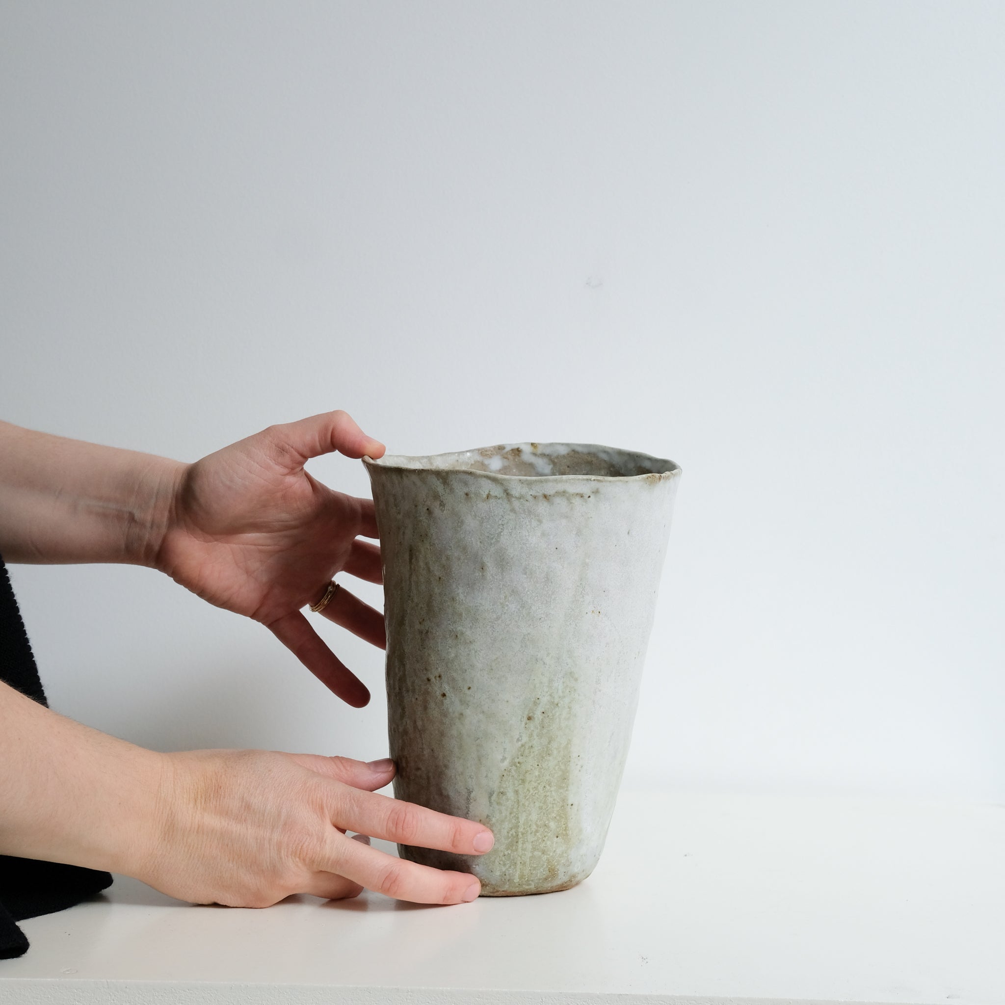 Vase en grès H 21 cm - blanc vert de Nathalie Reocreux chez Brutal Ceramics