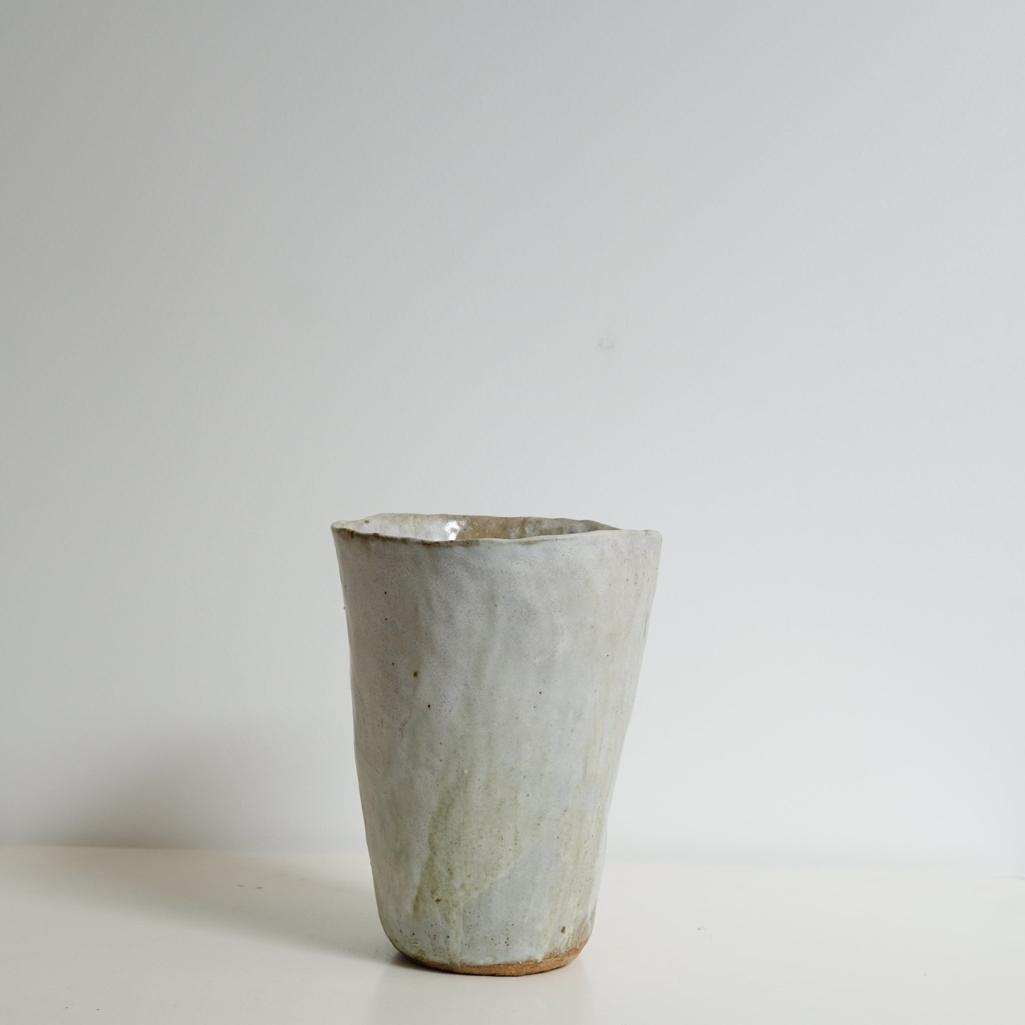 Vase en grès H 21 cm - blanc vert de Nathalie Reocreux chez Brutal Ceramics