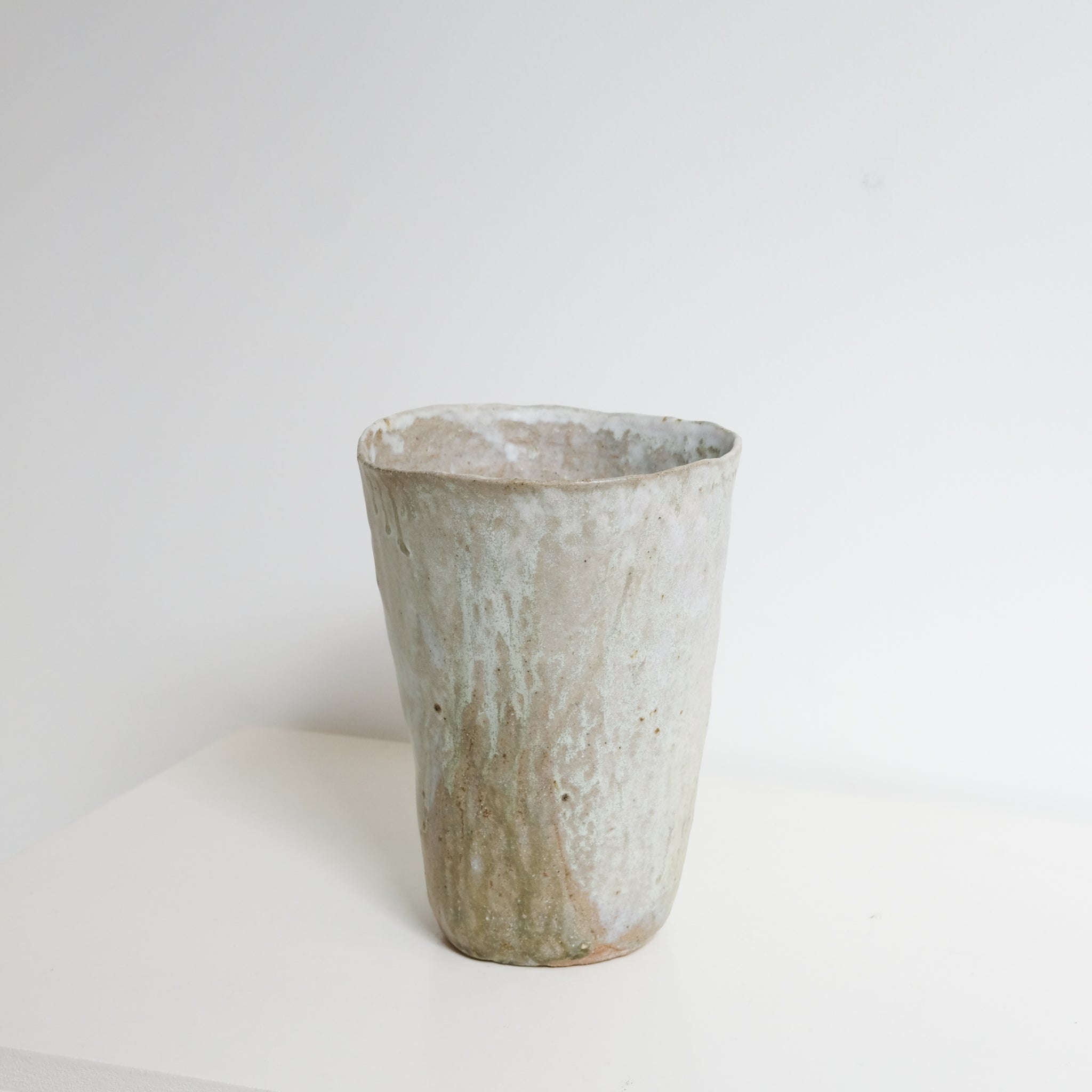 Vase en grès H 21 cm - blanc vert de Nathalie Reocreux chez Brutal Ceramics