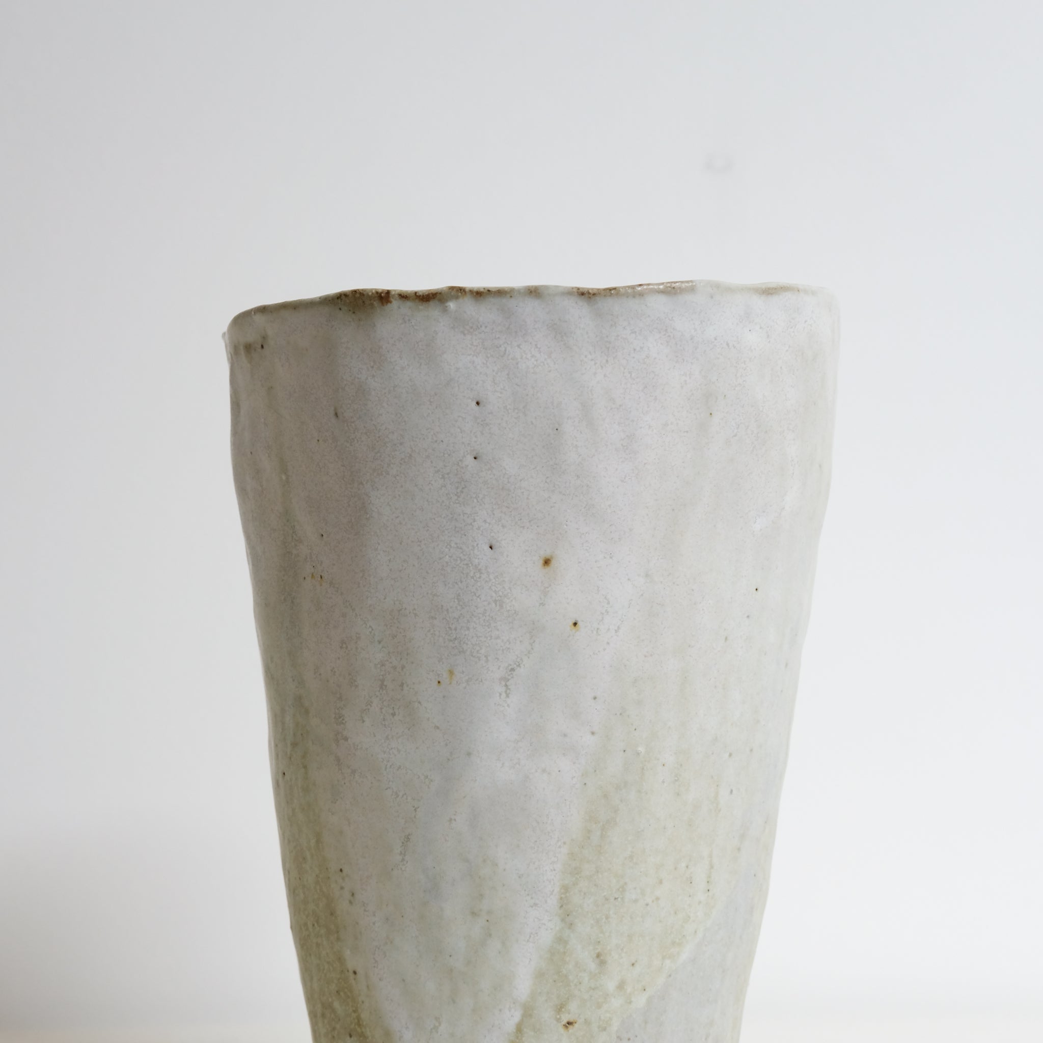 Vase en grès H 21 cm - blanc vert de Nathalie Reocreux chez Brutal Ceramics