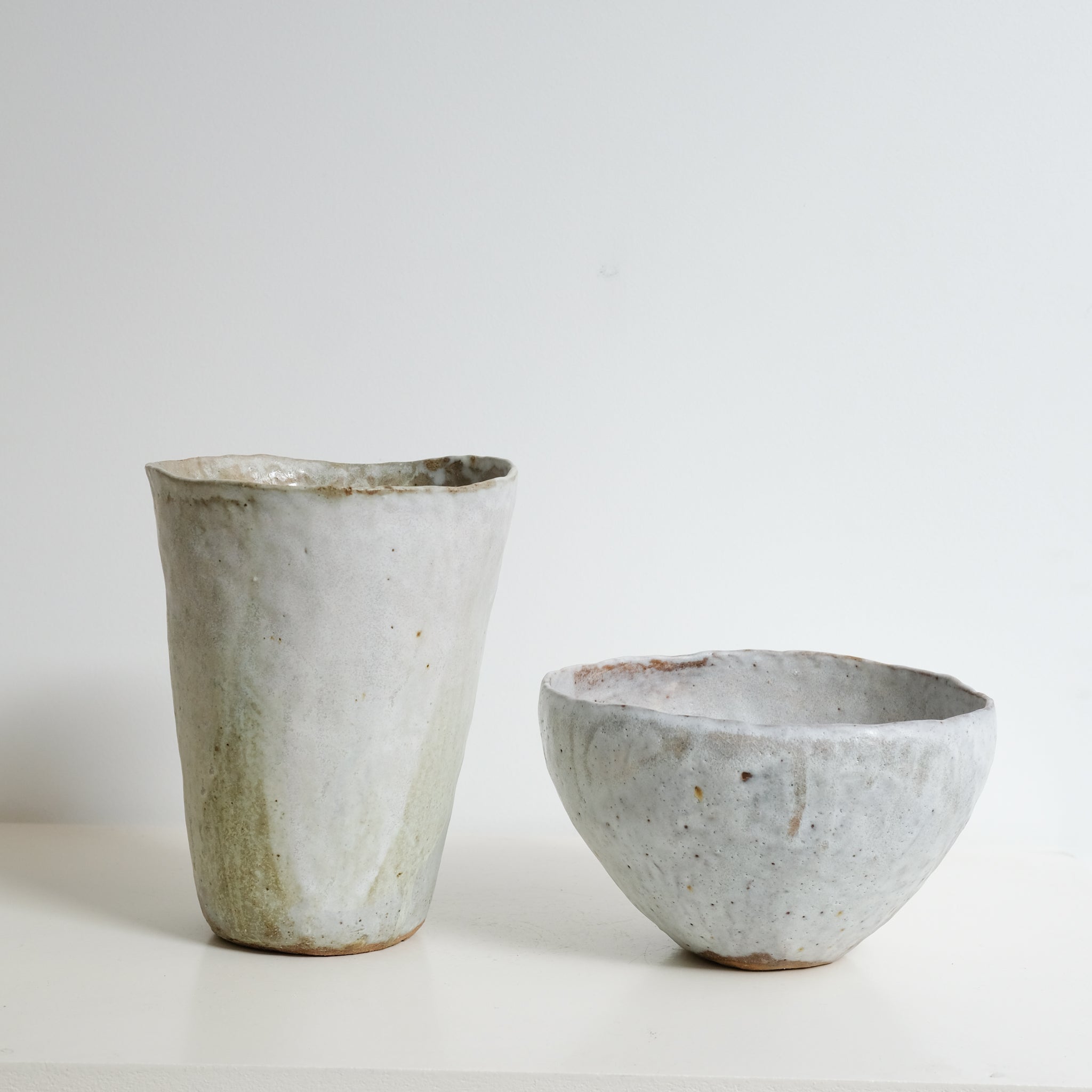 Vase en grès H 21 cm - blanc vert de Nathalie Reocreux chez Brutal Ceramics