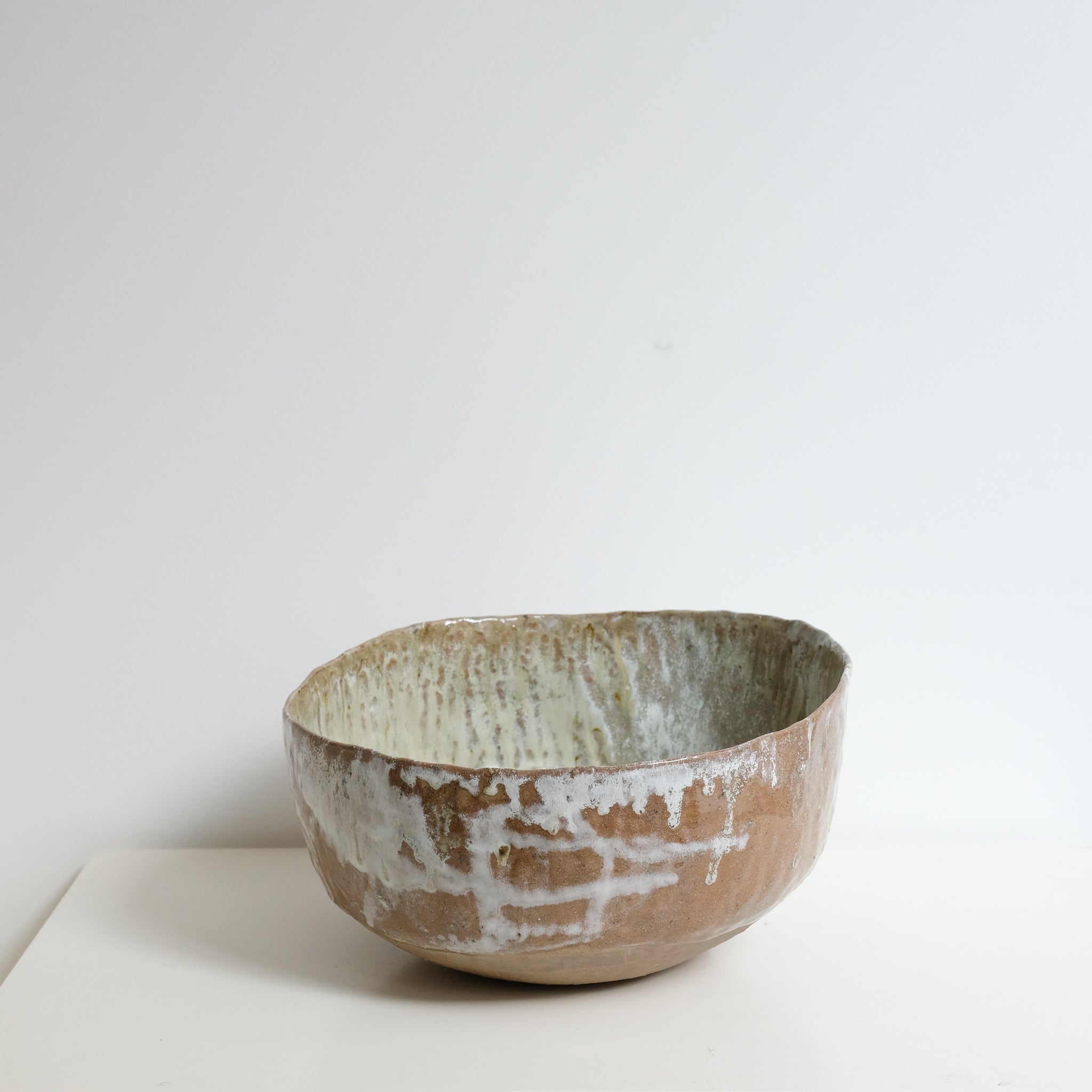 Coupe en grès récolté D 29cm - blanc et bruns de Nathalie Reocreux chez Brutal Ceramics