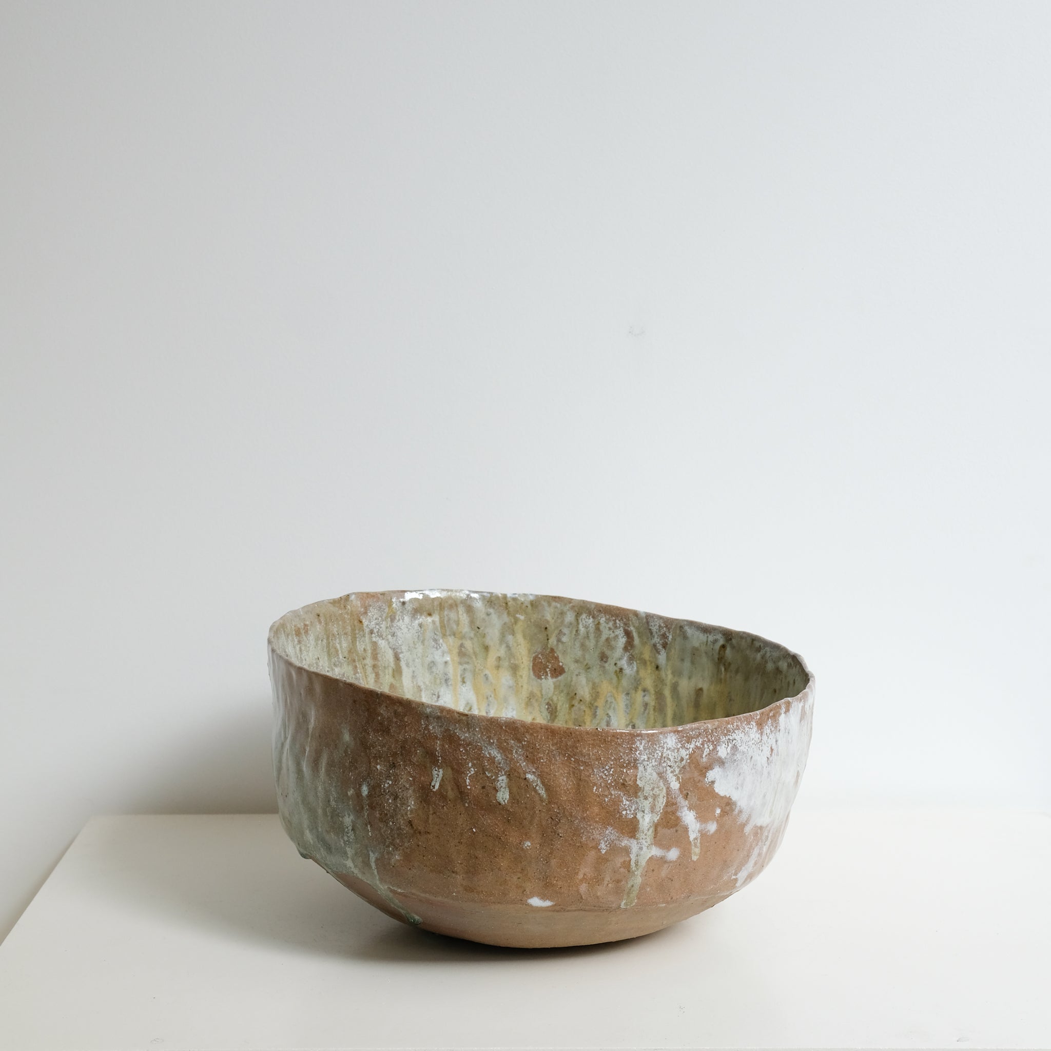 Coupe en grès récolté D 29cm - blanc et bruns de Nathalie Reocreux chez Brutal Ceramics