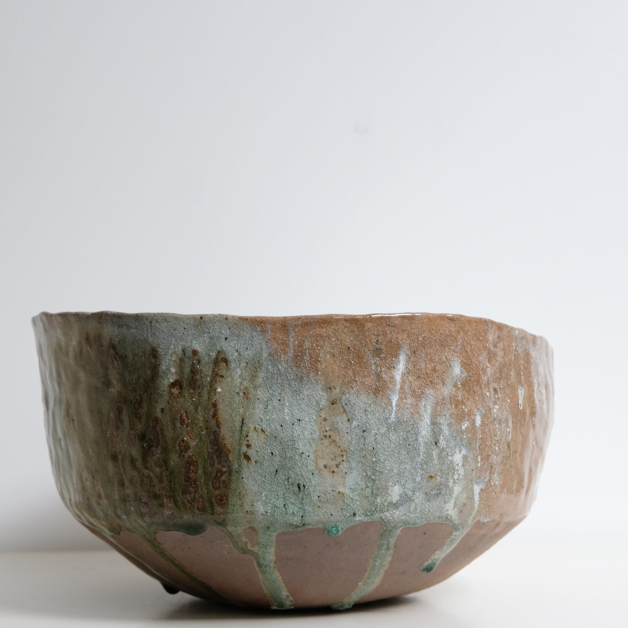 Coupe en grès récolté D 29cm - blanc et bruns de Nathalie Reocreux chez Brutal Ceramics