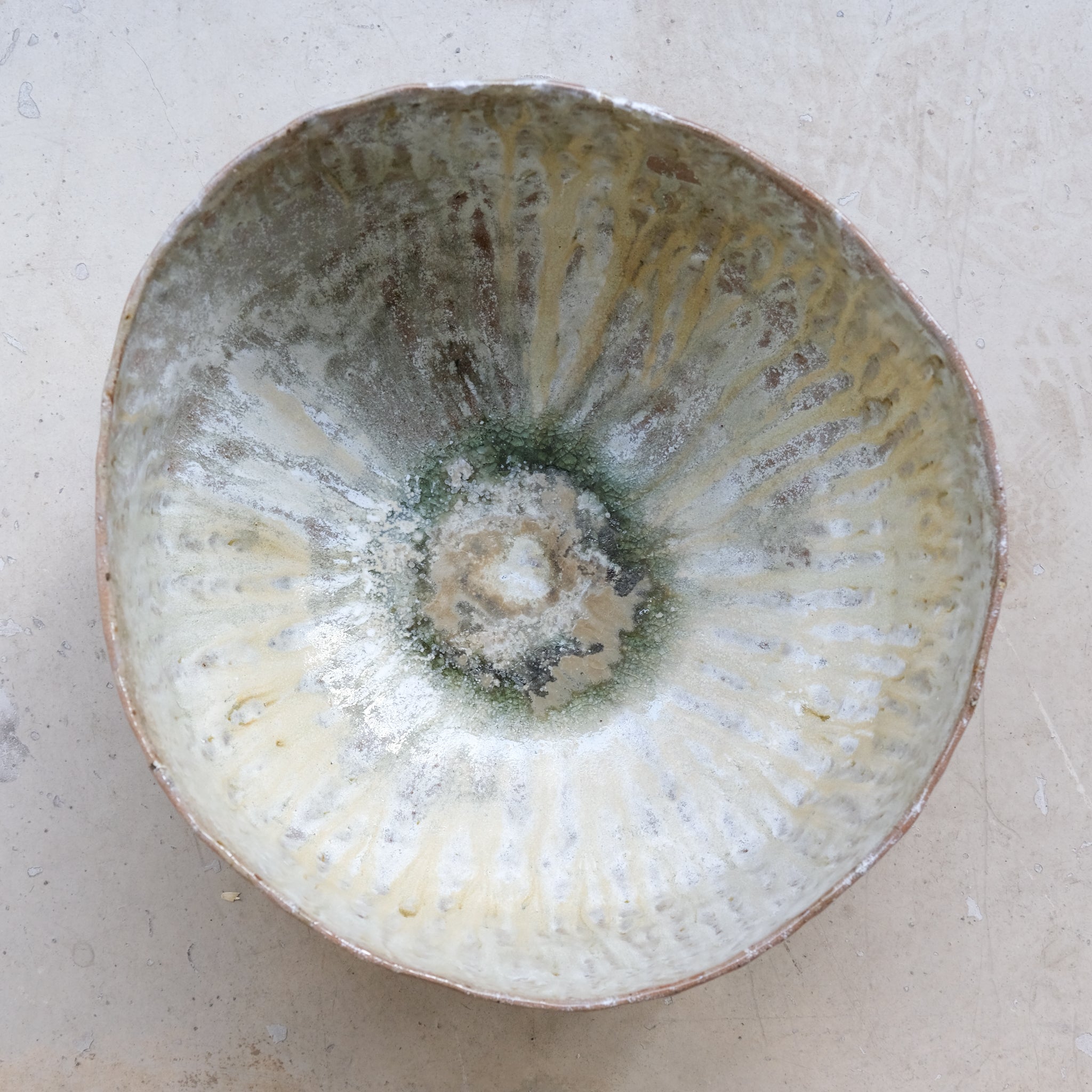 Coupe en grès récolté D 29cm - blanc et bruns de Nathalie Reocreux chez Brutal Ceramics