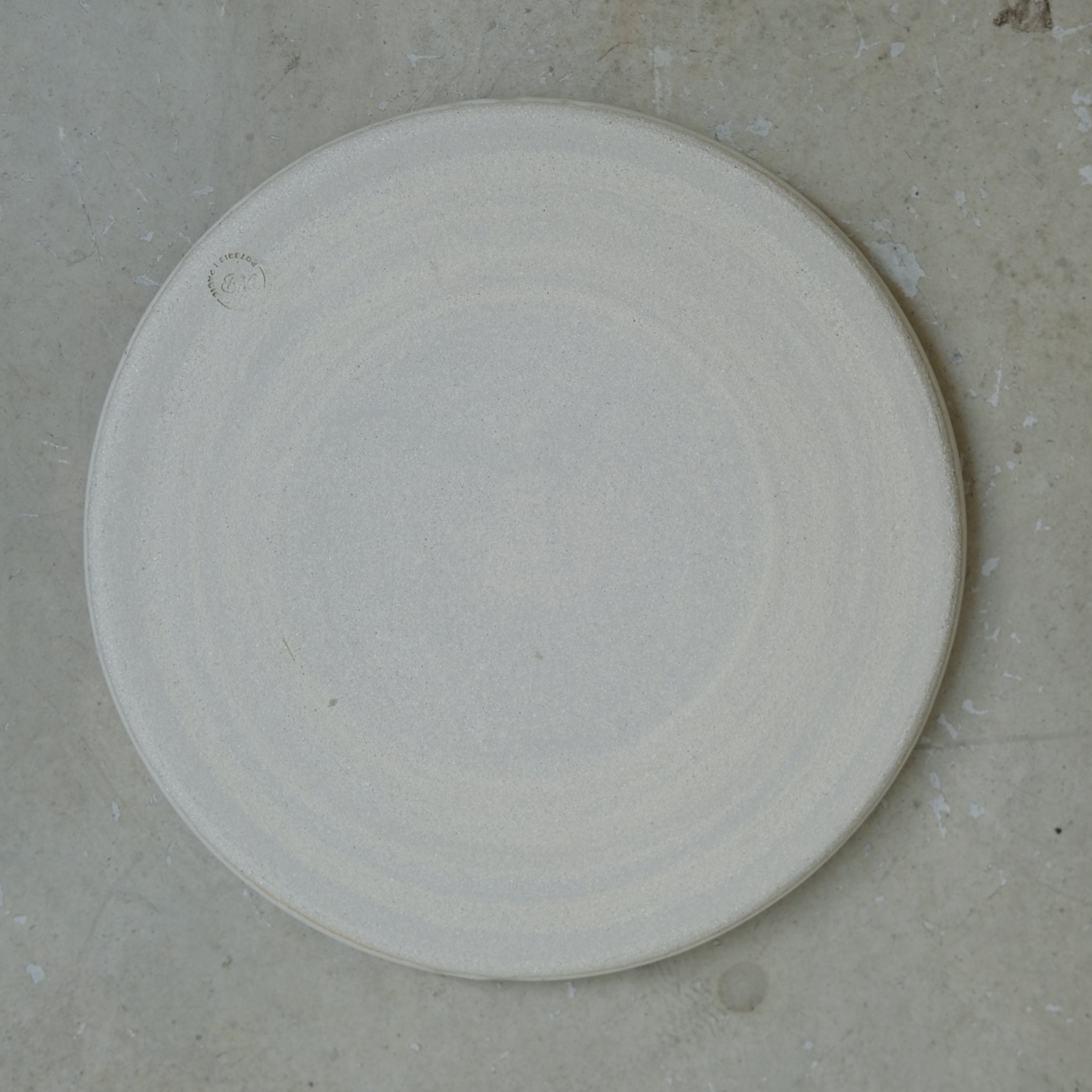 Assiette en grès, beige par Nolwenn Baillet chez Brutal Ceramics