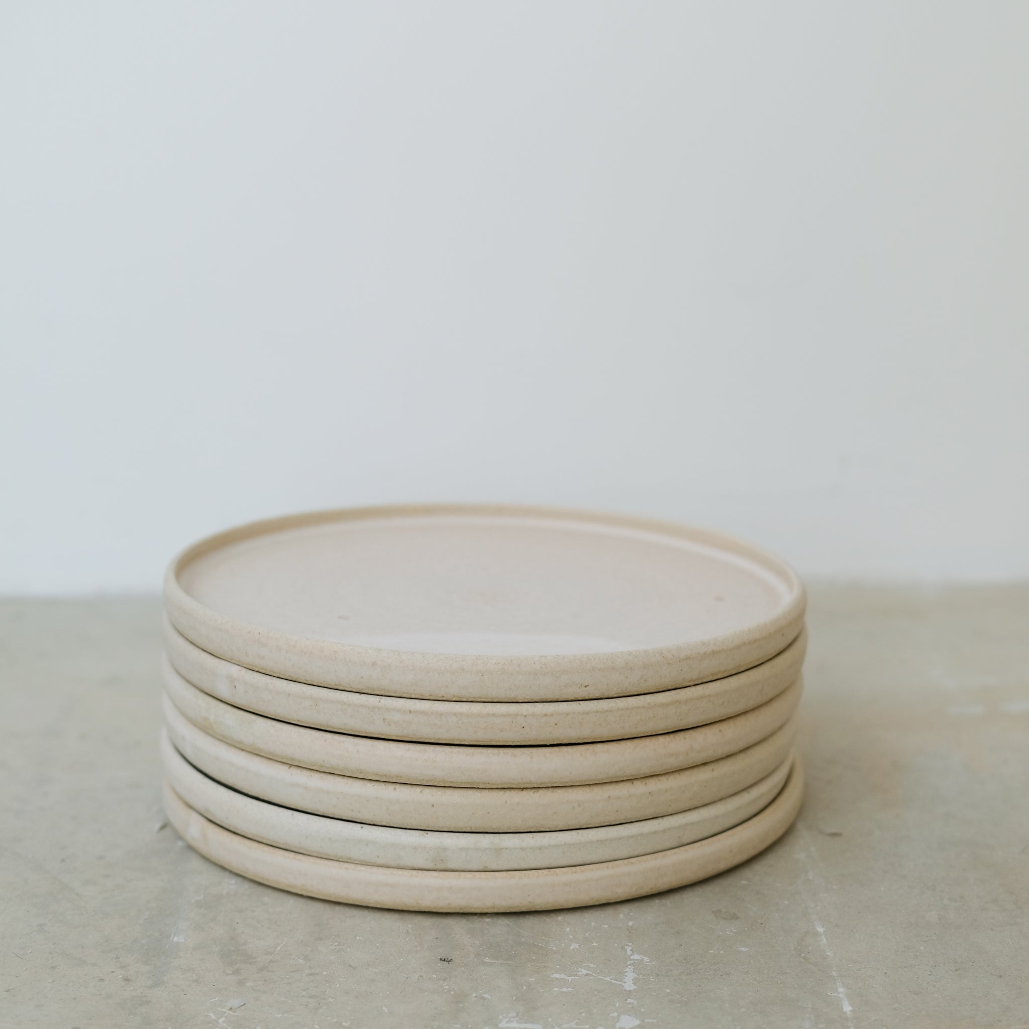 Assiette en grès, beige par Nolwenn Baillet chez Brutal Ceramics