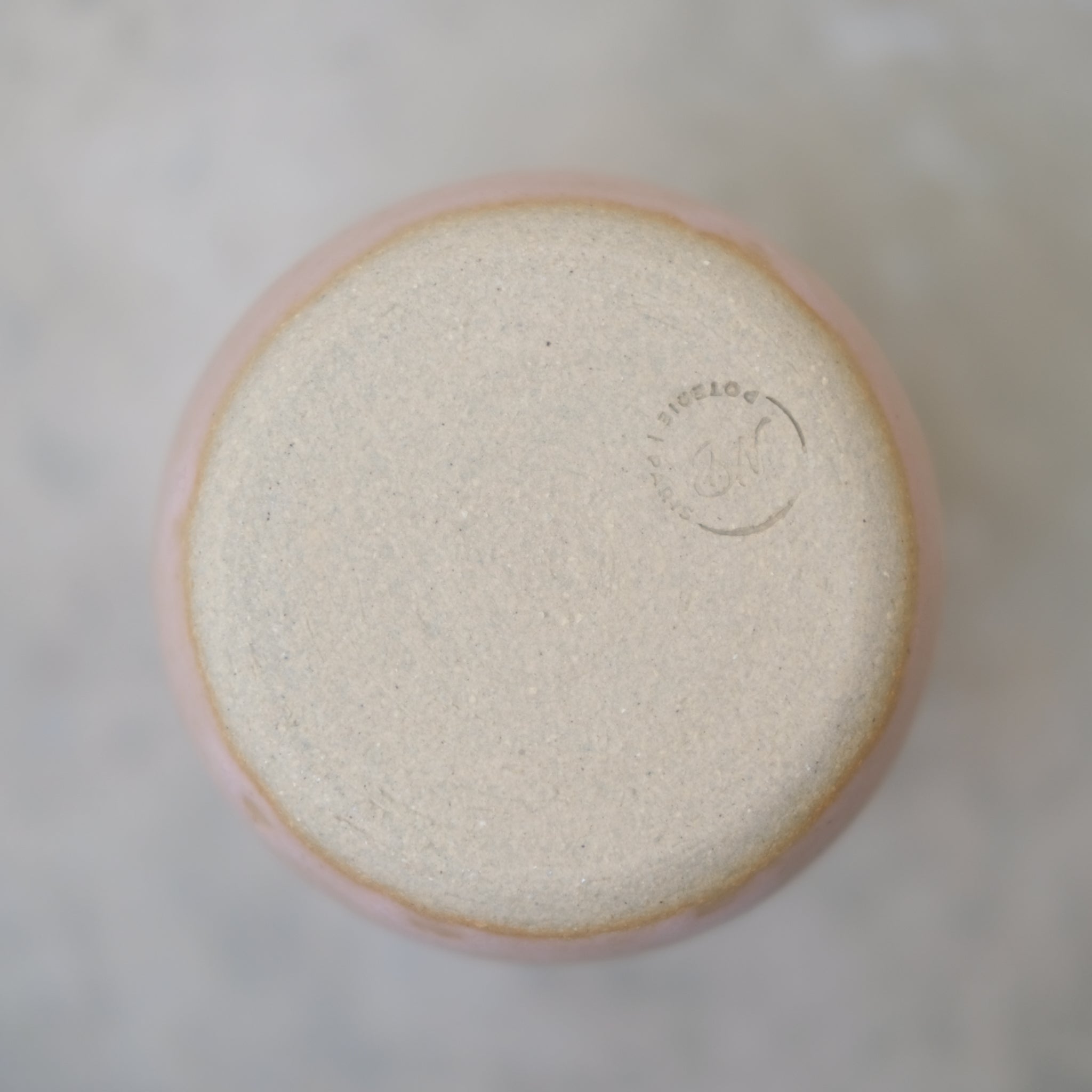 Tasse en grès, rose mat par Nolwenn Baillet chez Brutal Ceramics