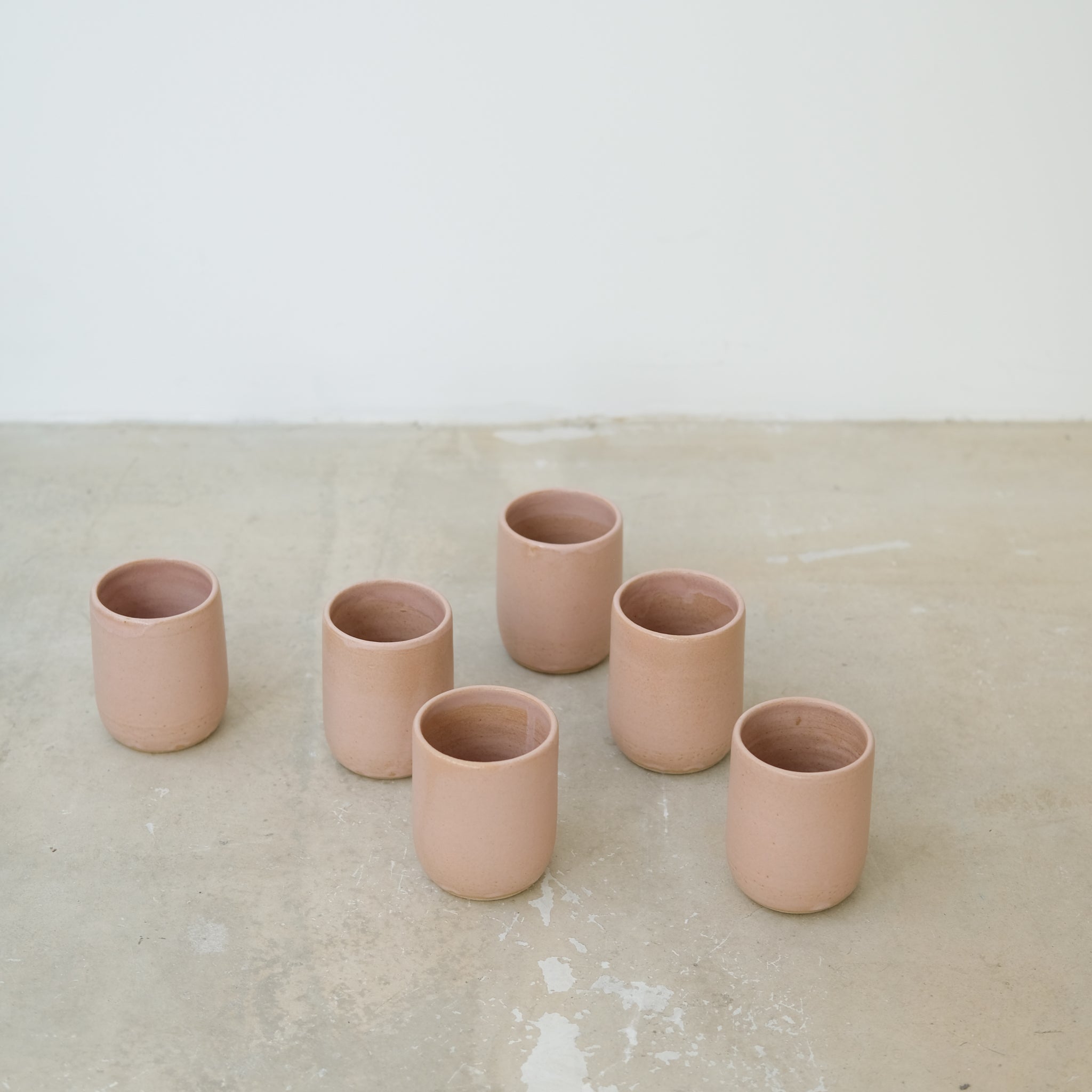 Tasse en grès, rose mat par Nolwenn Baillet chez Brutal Ceramics