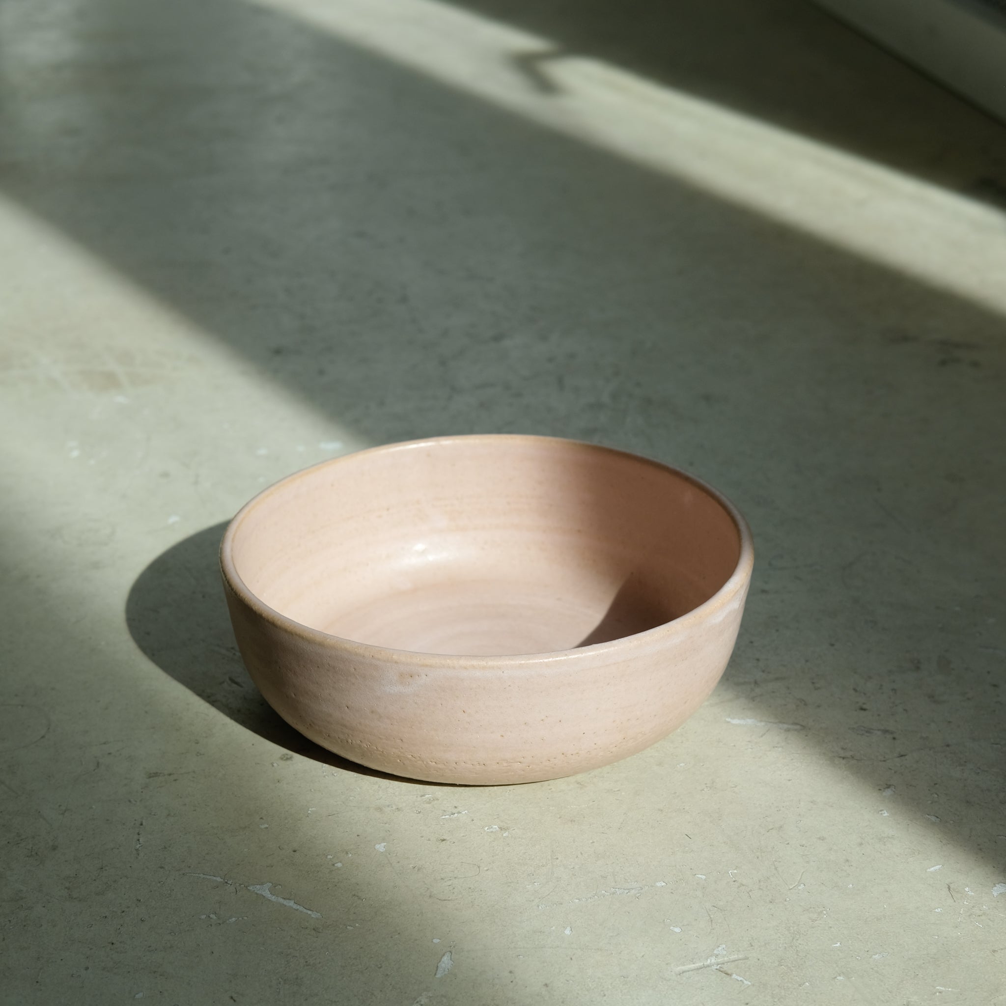 Bol en grès, rose mat par Nolwenn Baillet chez Brutal Ceramics