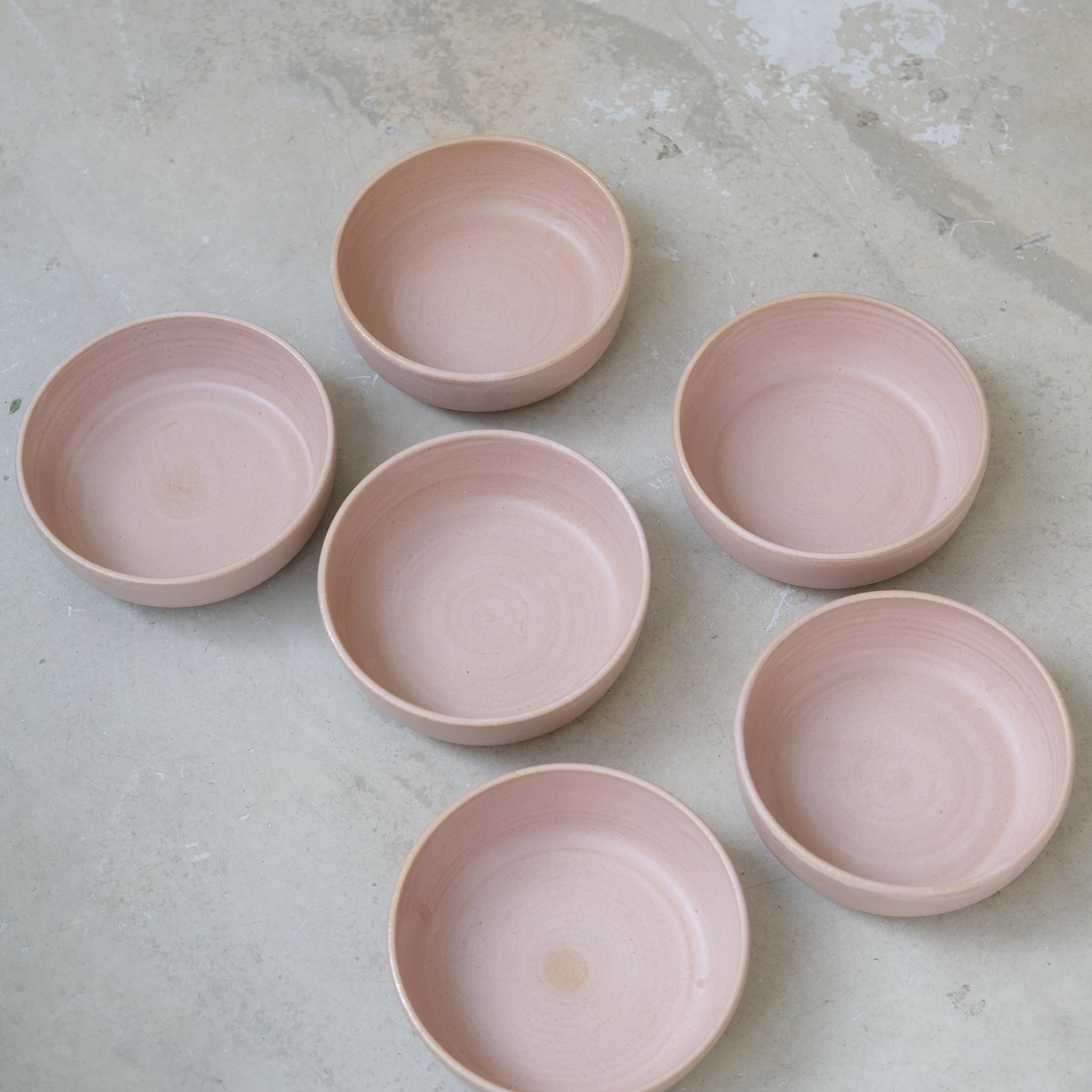 Bol en grès, rose mat par Nolwenn Baillet chez Brutal Ceramics
